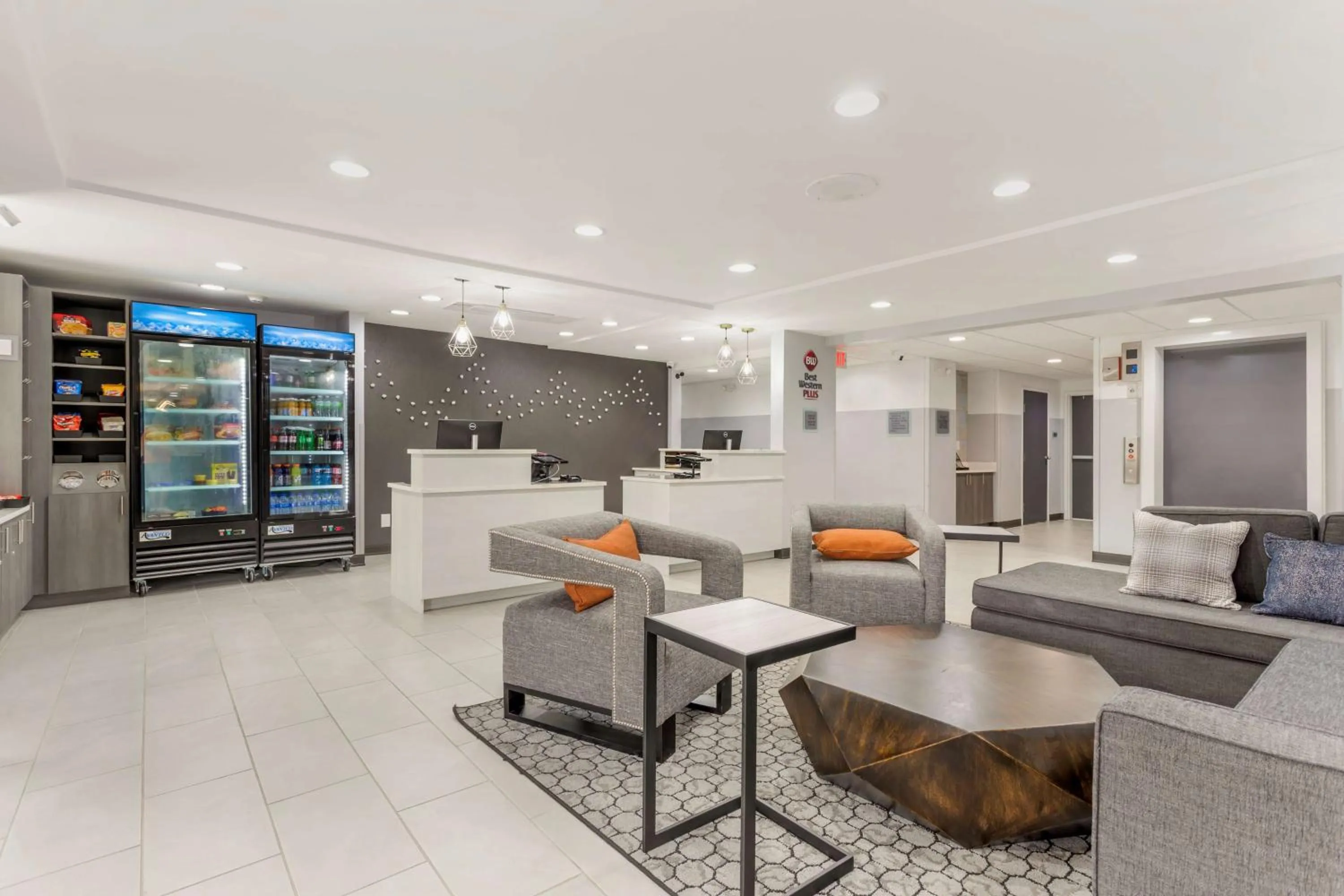 Lobby or reception in Best Western Plus Cleveland Inn & Suites