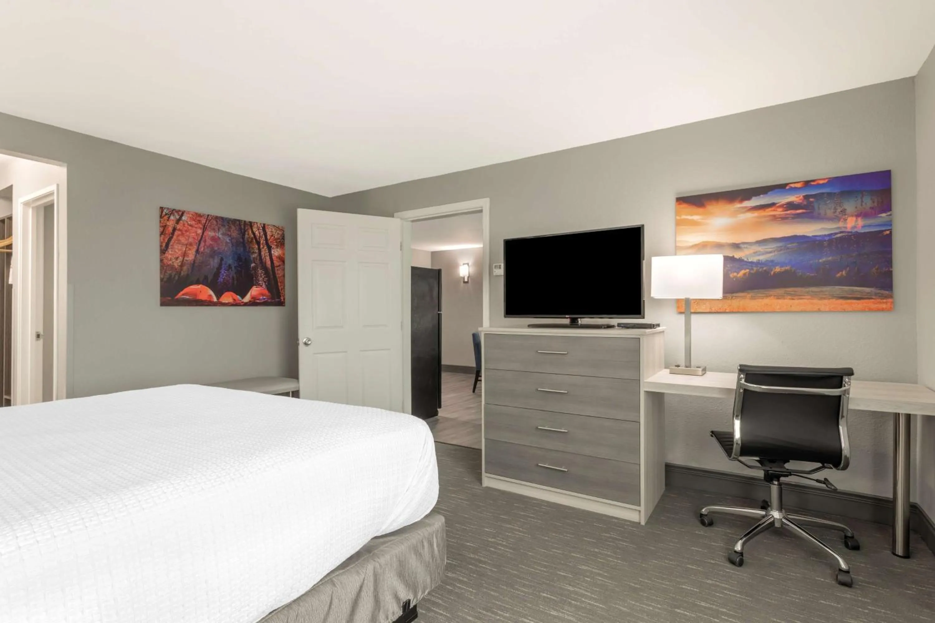 Photo of the whole room, Bed in Best Western Plus Cleveland Inn & Suites