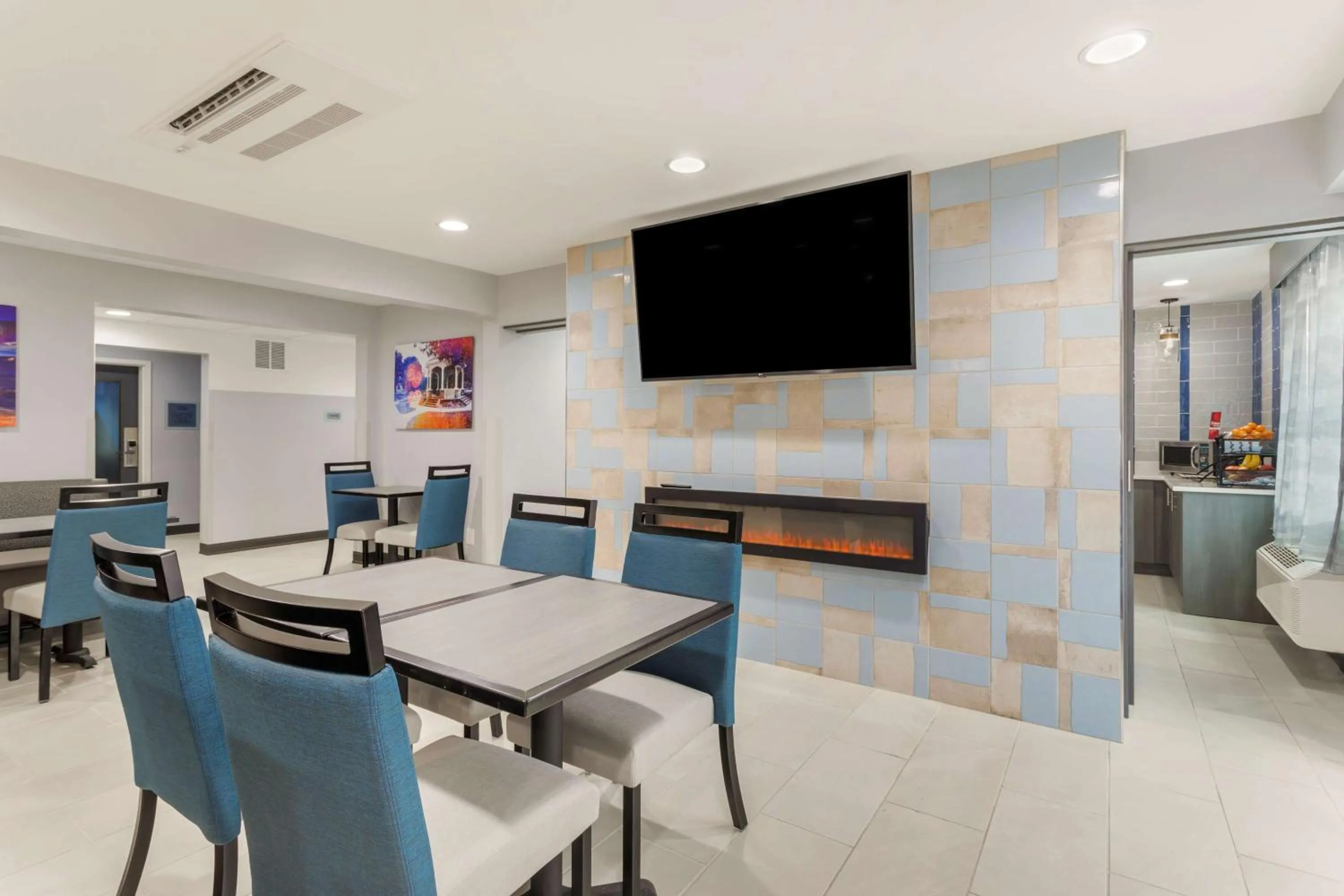 Breakfast in Best Western Plus Cleveland Inn & Suites