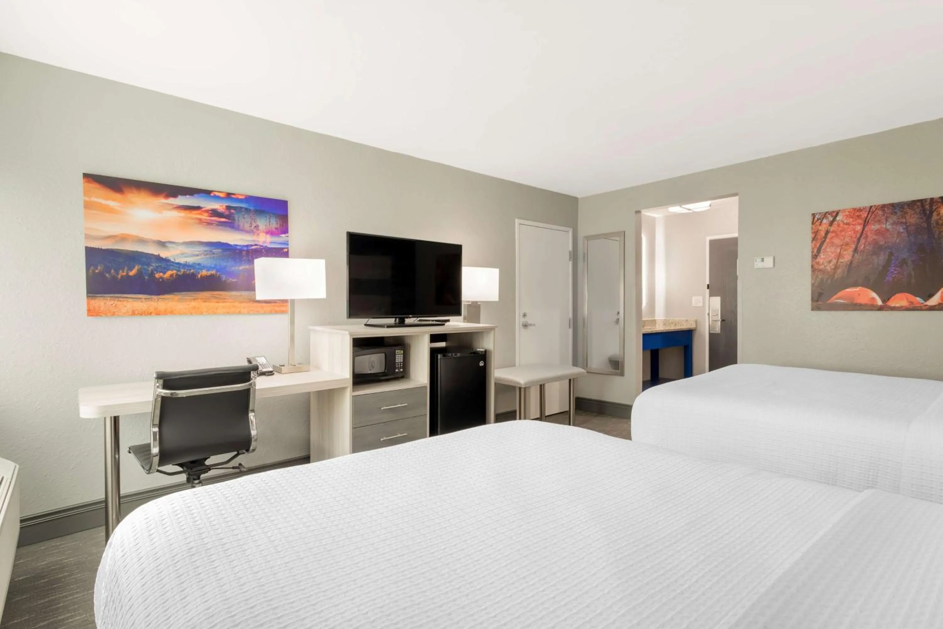 Bedroom, Bed in Best Western Plus Cleveland Inn & Suites