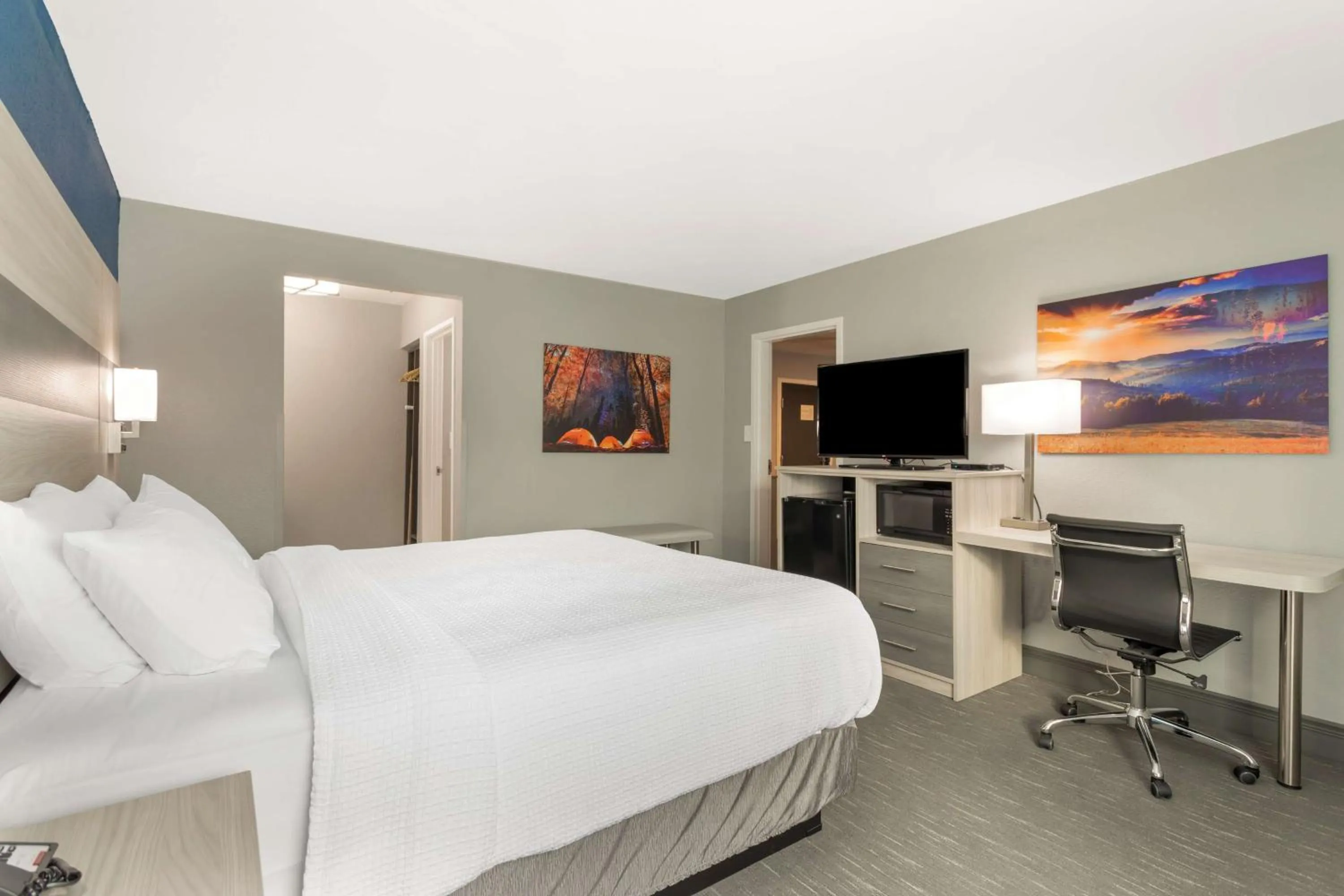 Photo of the whole room, Bed in Best Western Plus Cleveland Inn & Suites