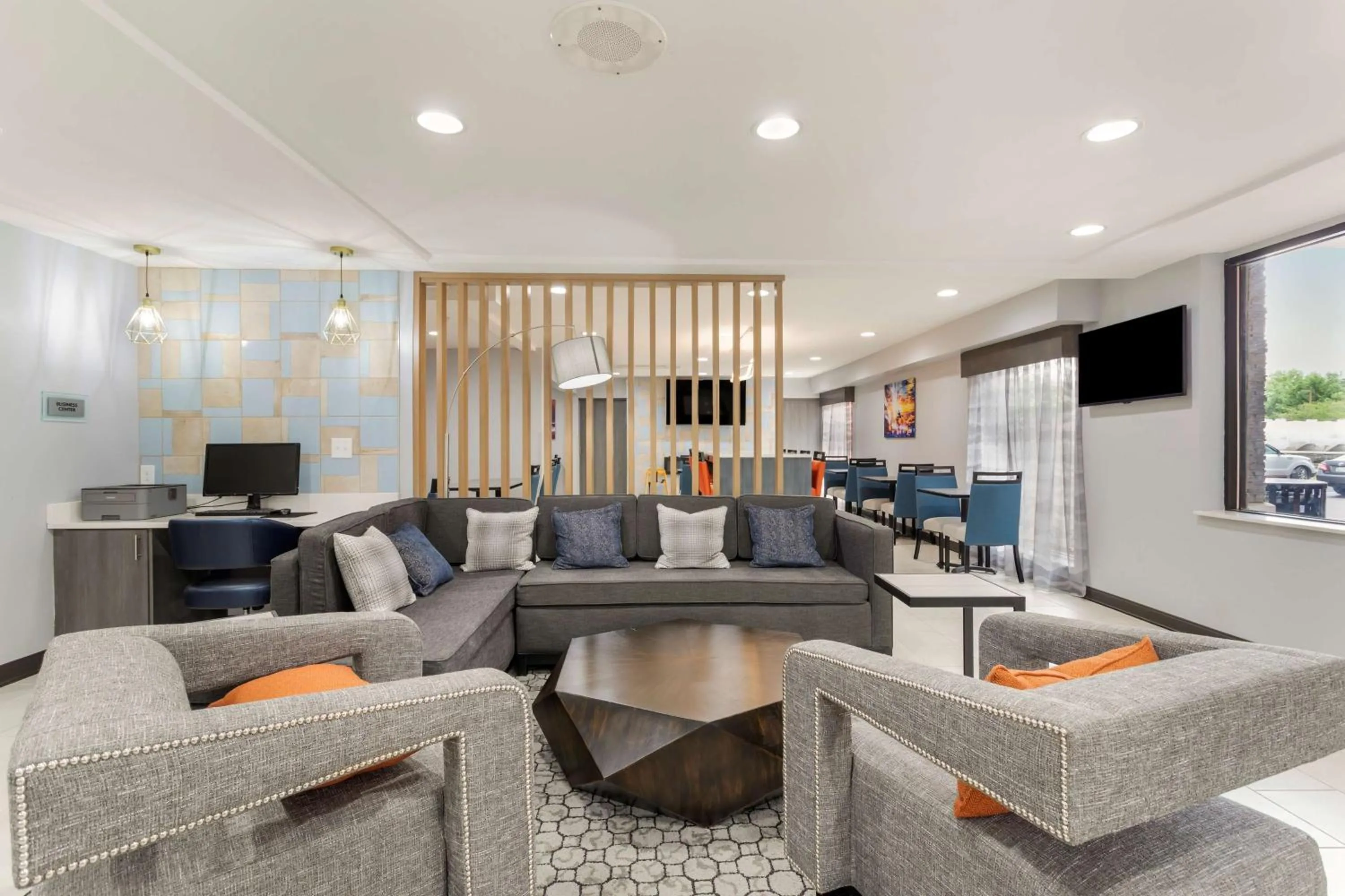 Lobby or reception in Best Western Plus Cleveland Inn & Suites