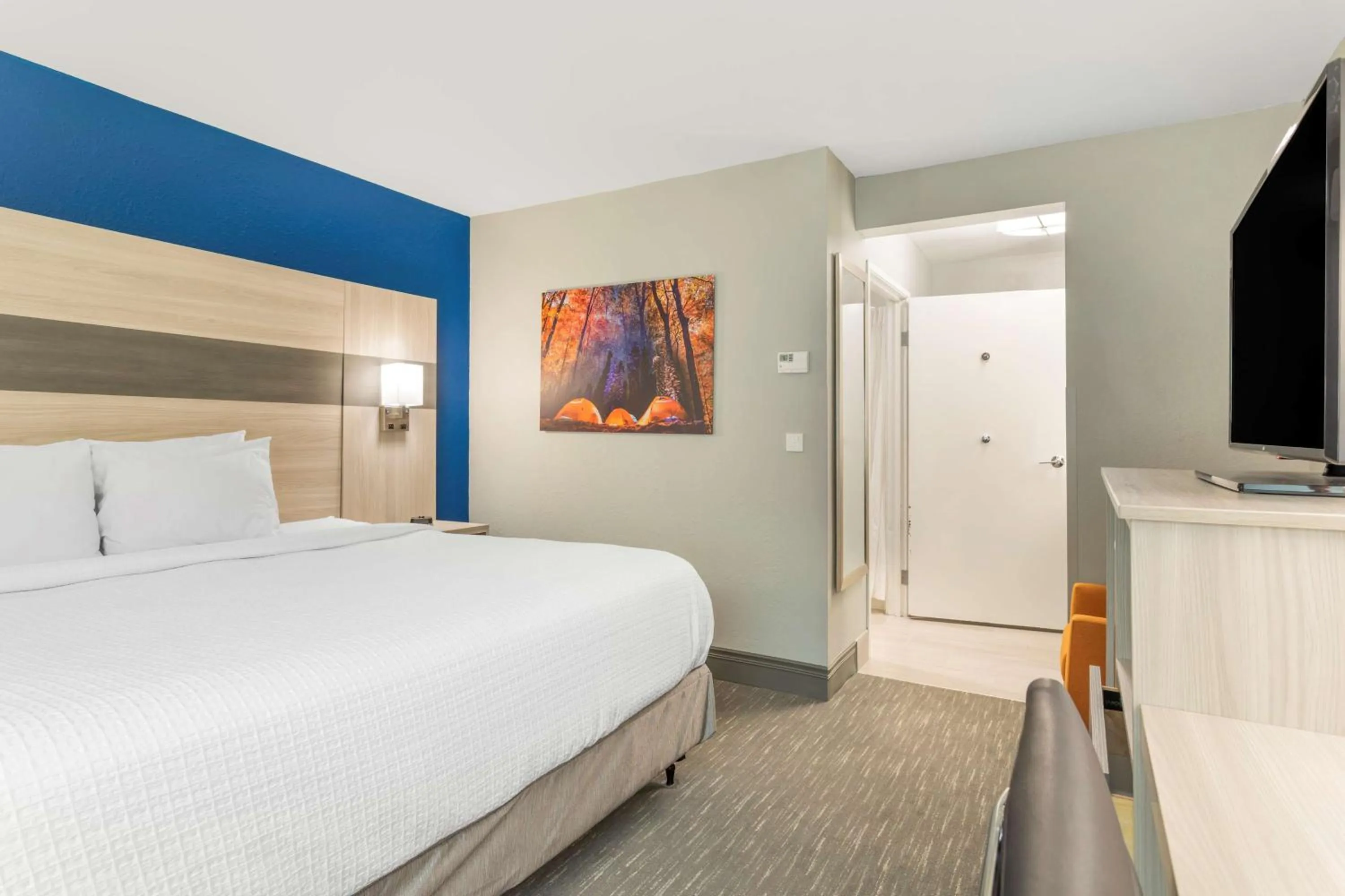 Bedroom, Bed in Best Western Plus Cleveland Inn & Suites