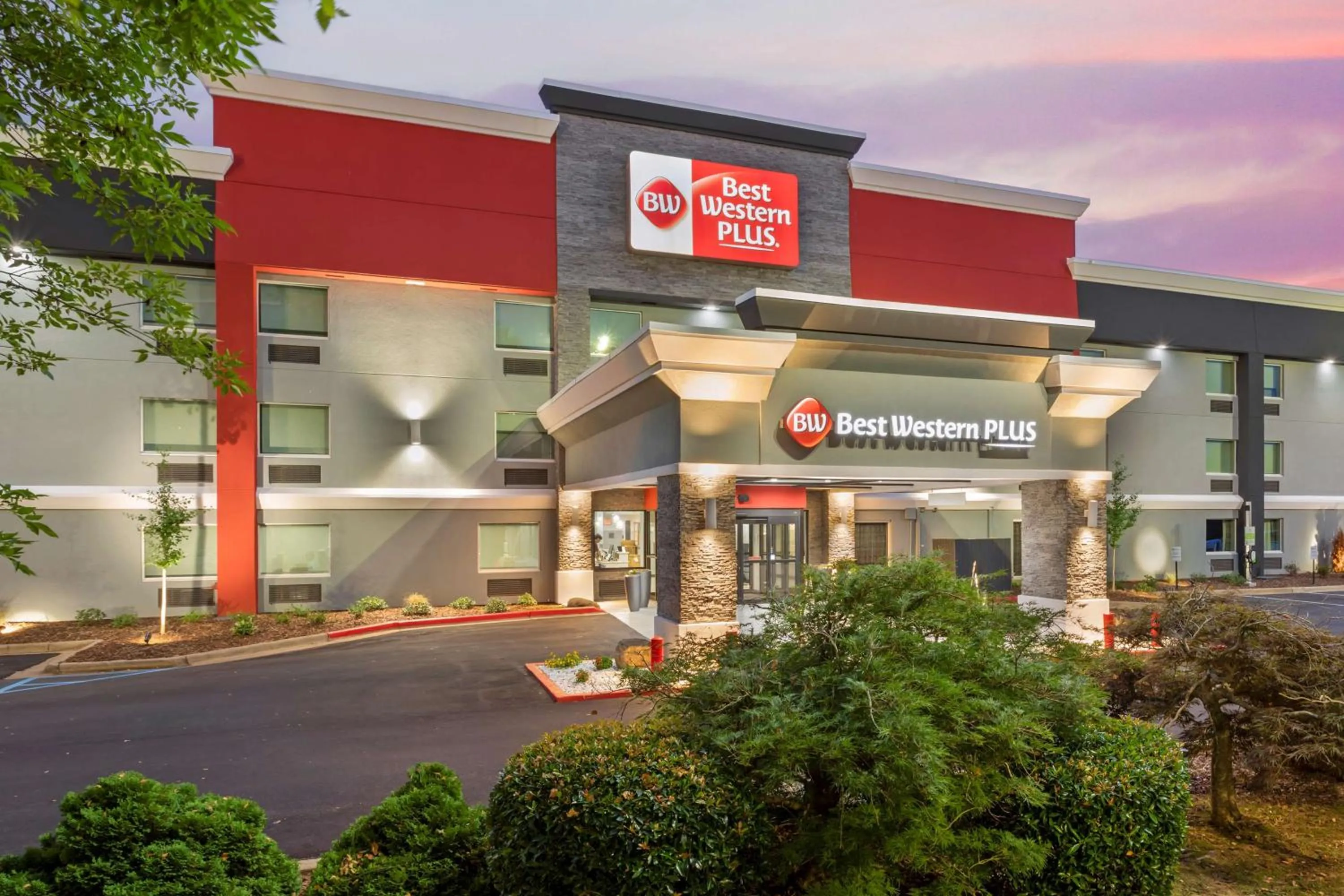 Property building in Best Western Plus Cleveland Inn & Suites