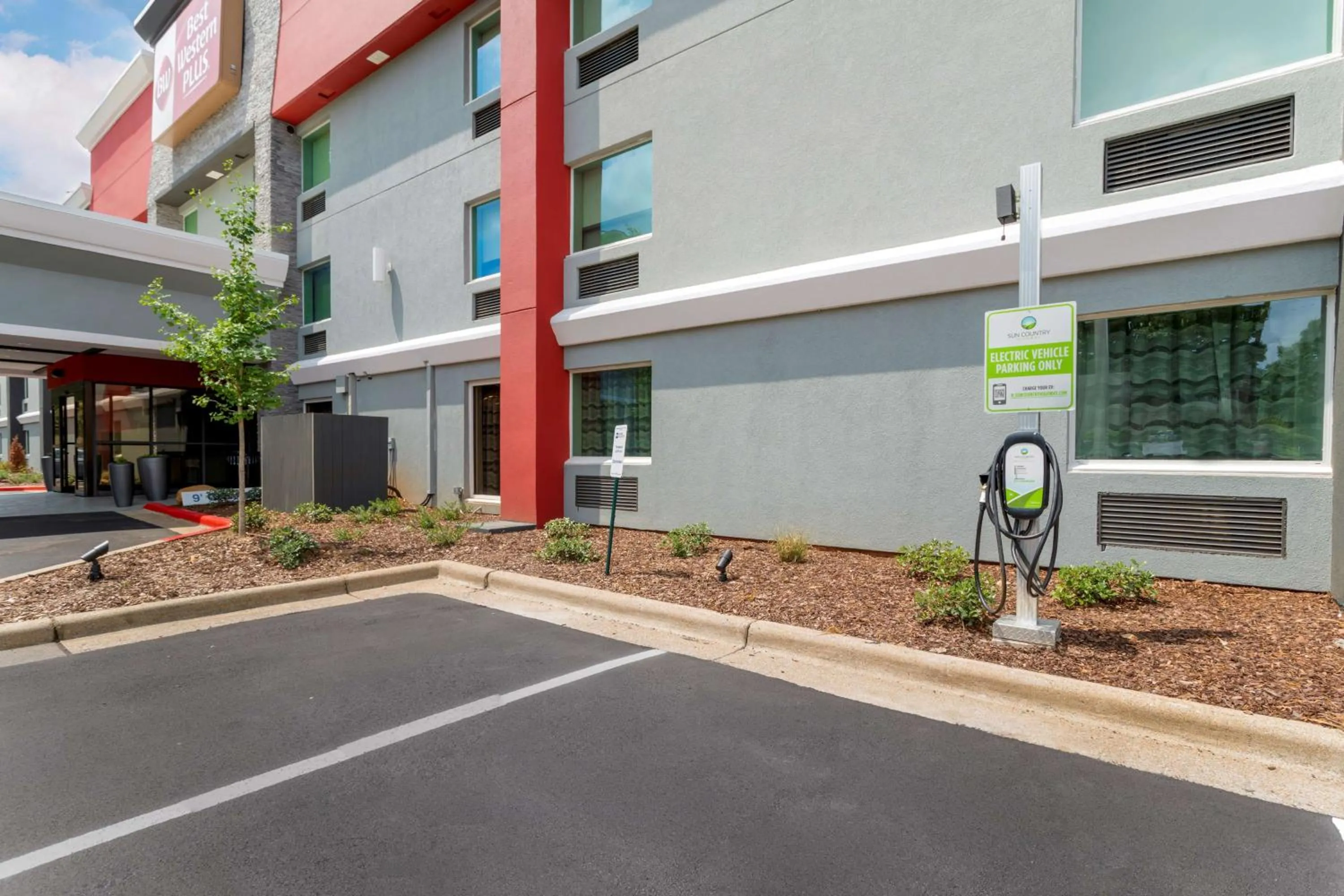 Property building in Best Western Plus Cleveland Inn & Suites