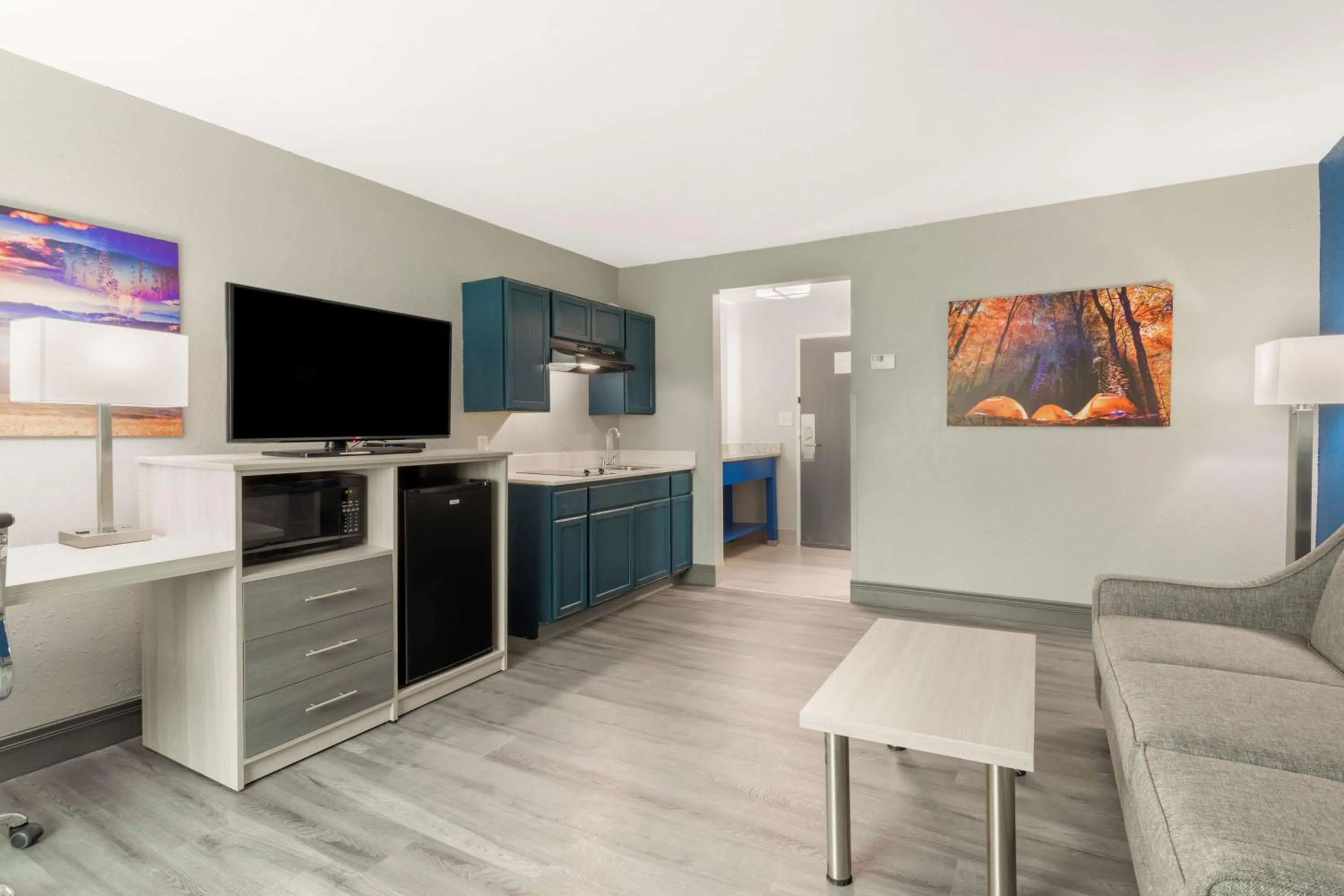 Kitchen or kitchenette in Best Western Plus Cleveland Inn & Suites