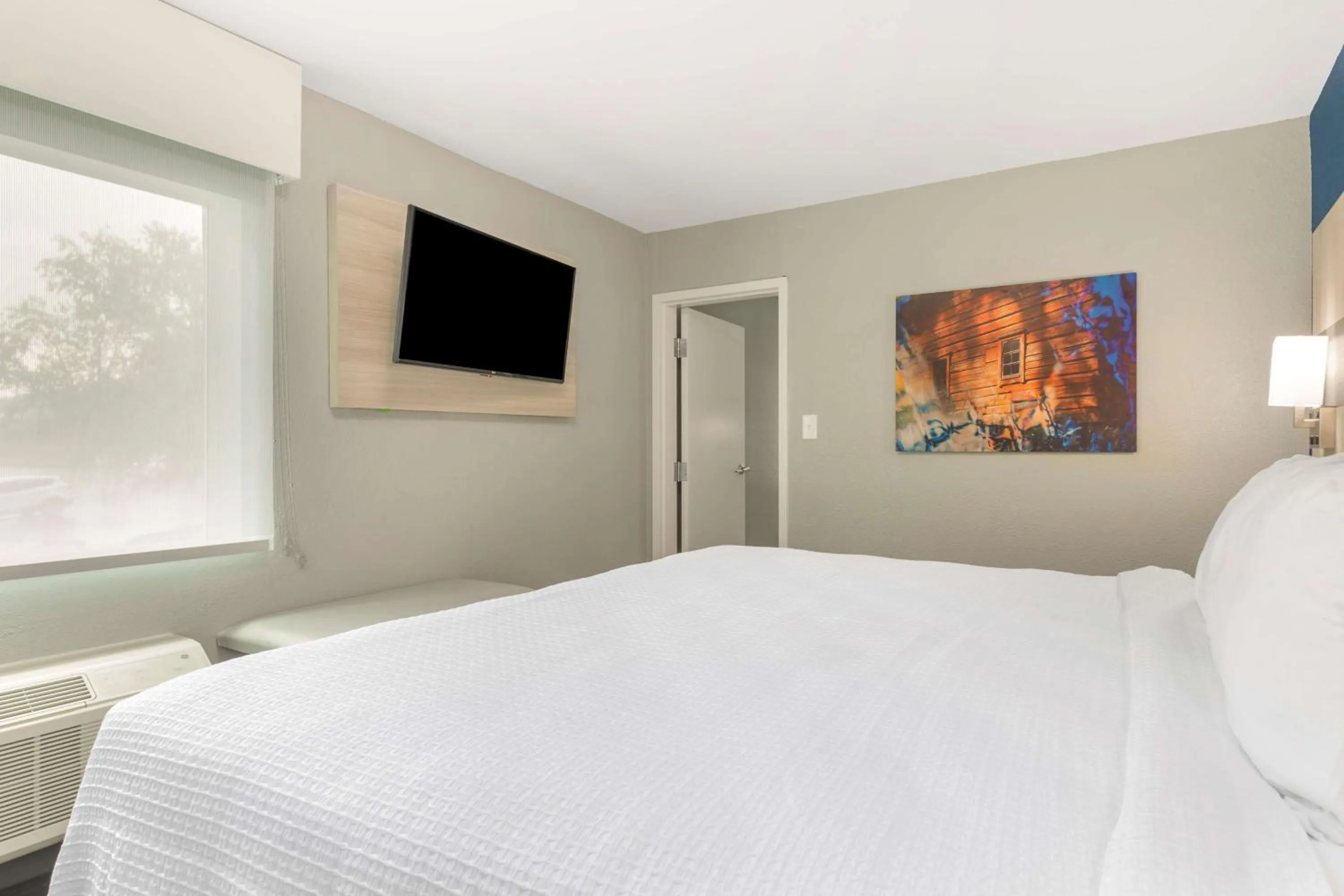 Photo of the whole room, Bed in Best Western Plus Cleveland Inn & Suites