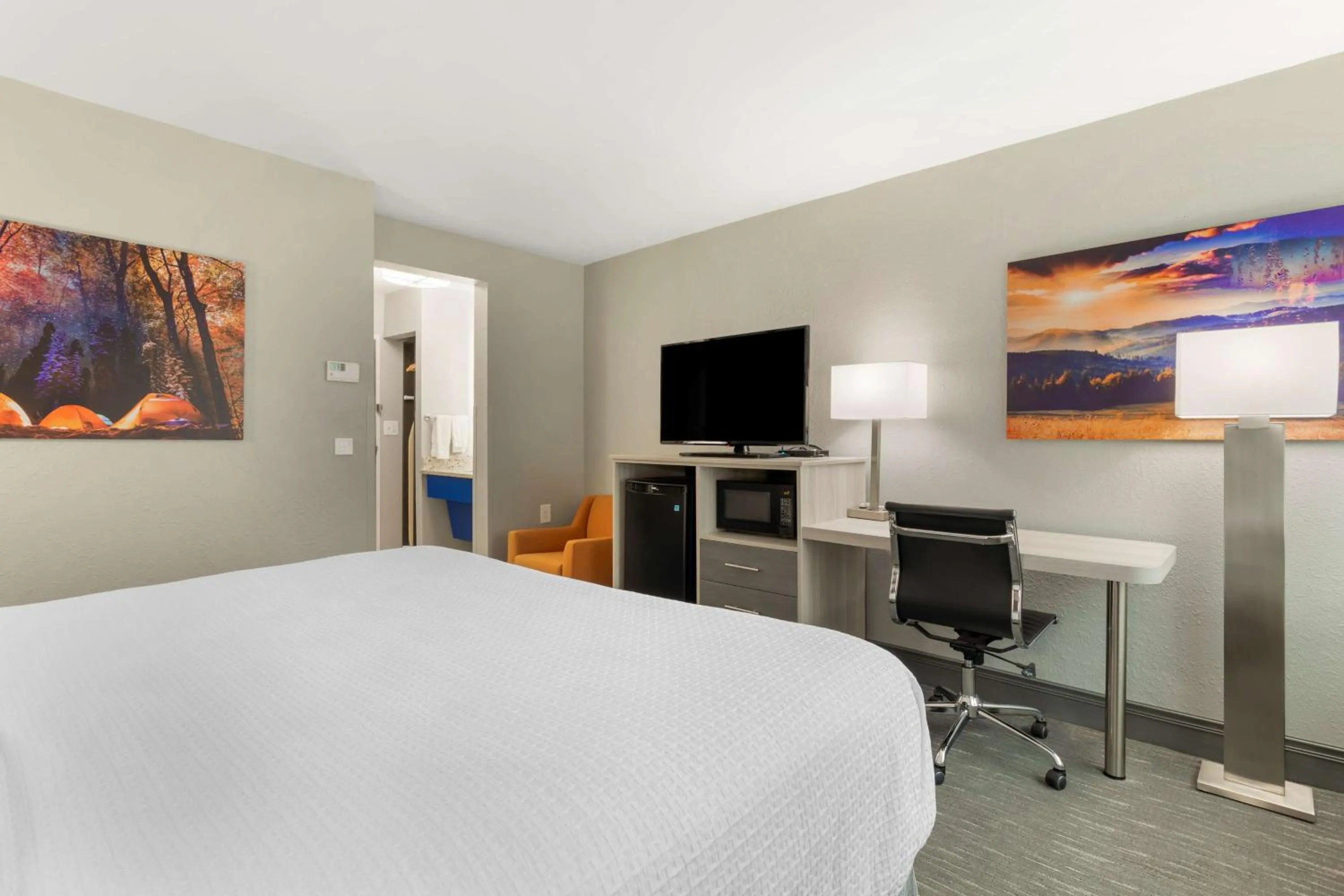 Bedroom, Bed in Best Western Plus Cleveland Inn & Suites