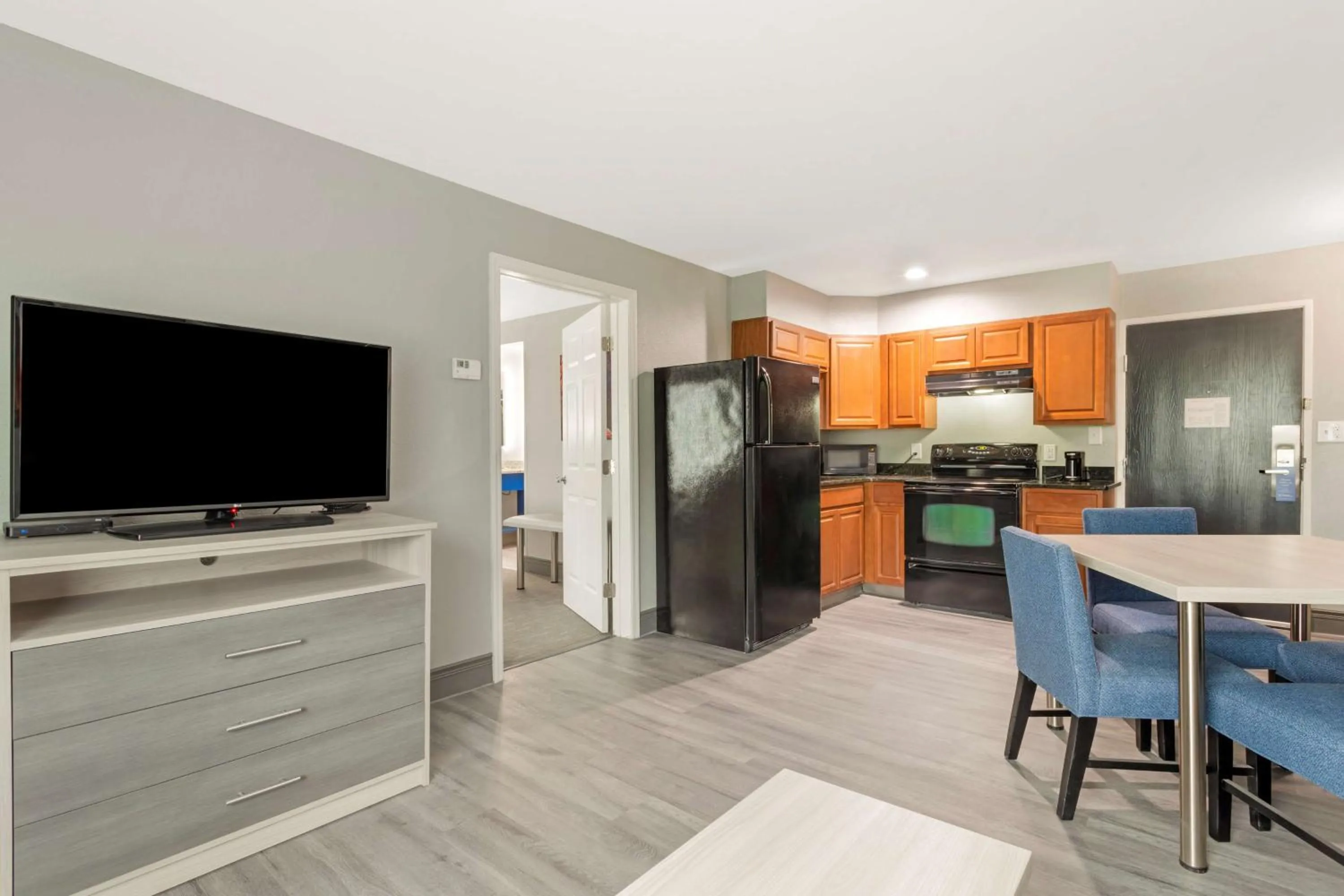 Kitchen or kitchenette in Best Western Plus Cleveland Inn & Suites