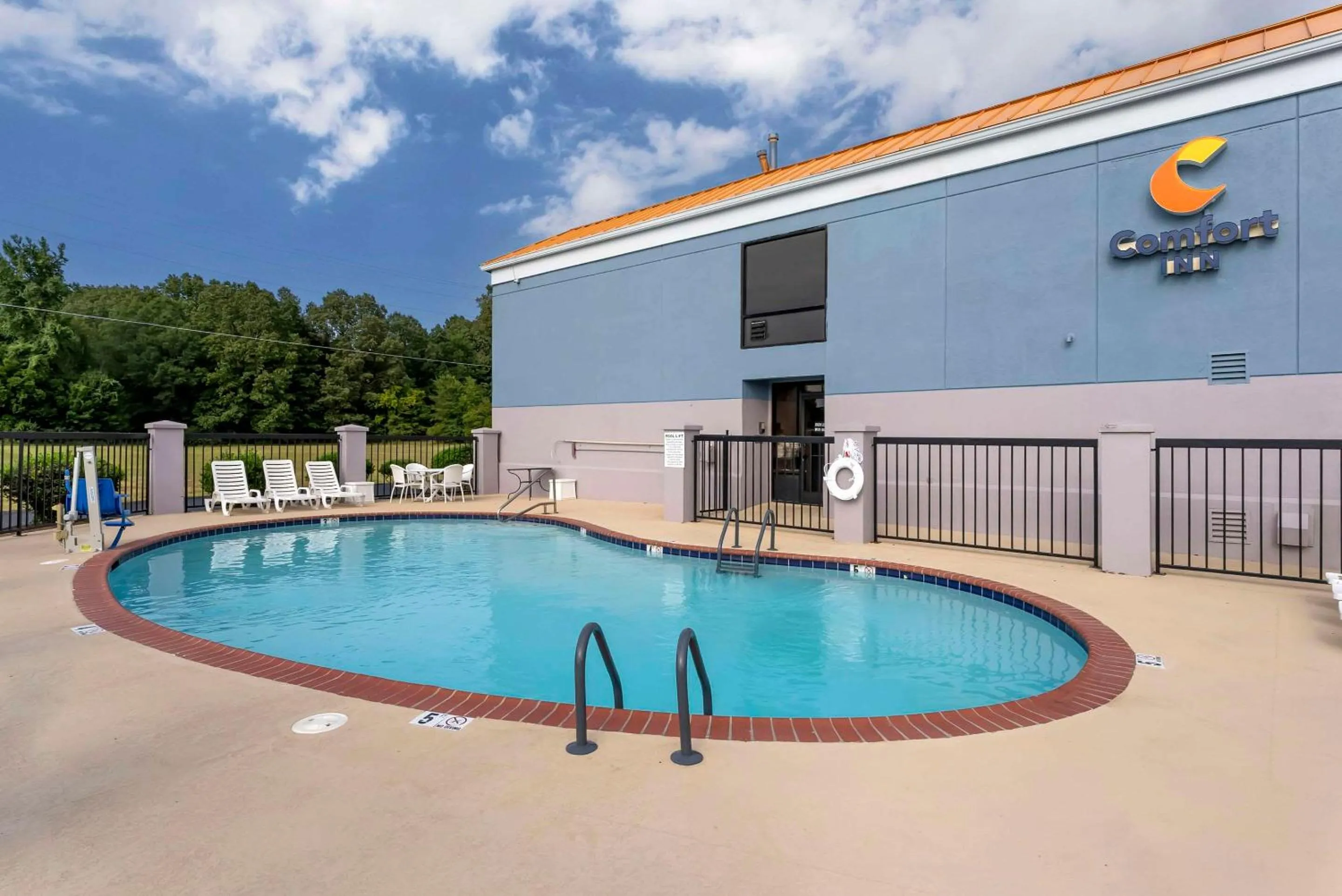 Swimming pool in Comfort Inn Brownsville I-40