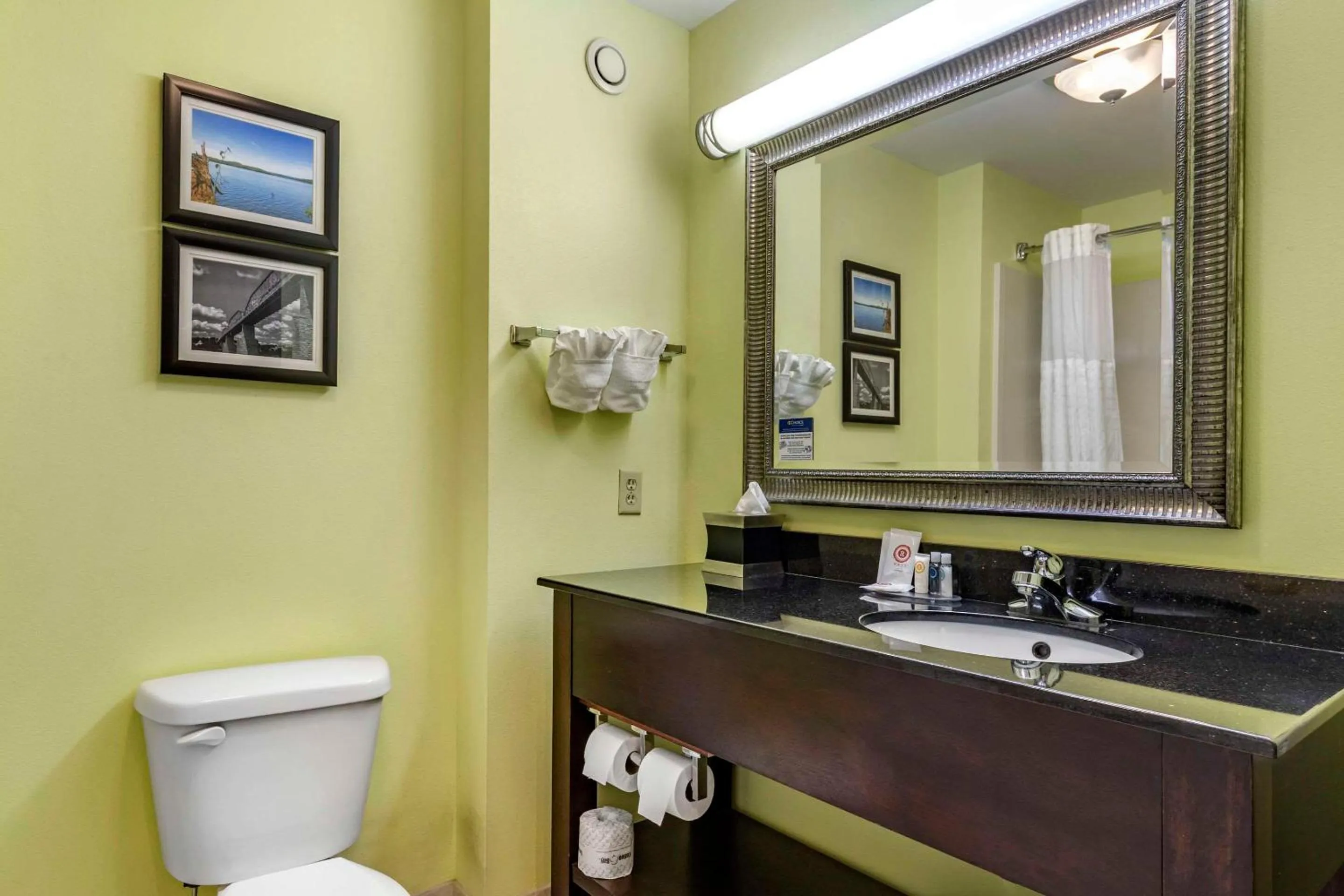 Bedroom in Comfort Inn Athens I - 75