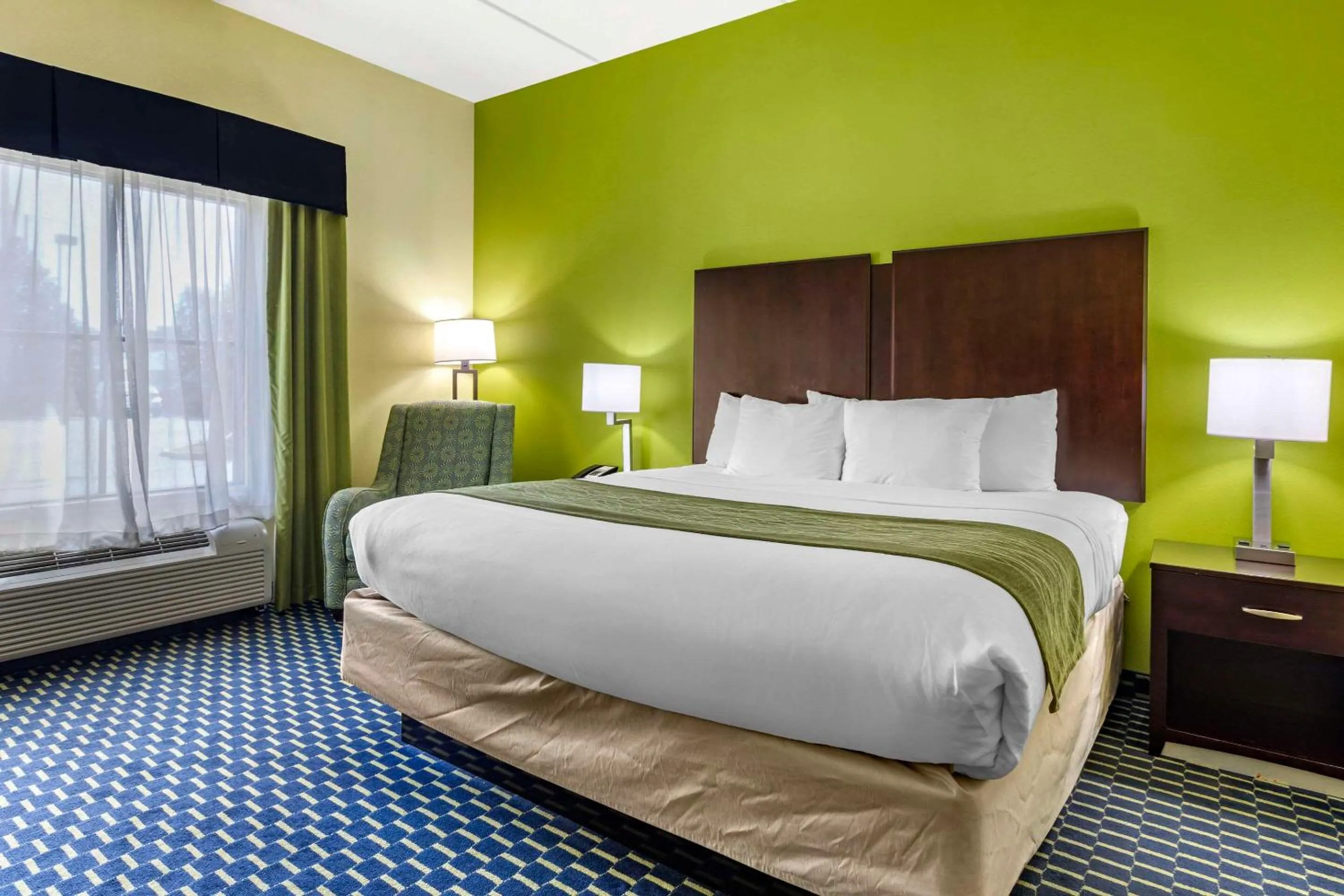 Bedroom, Bed in Comfort Inn Athens I - 75