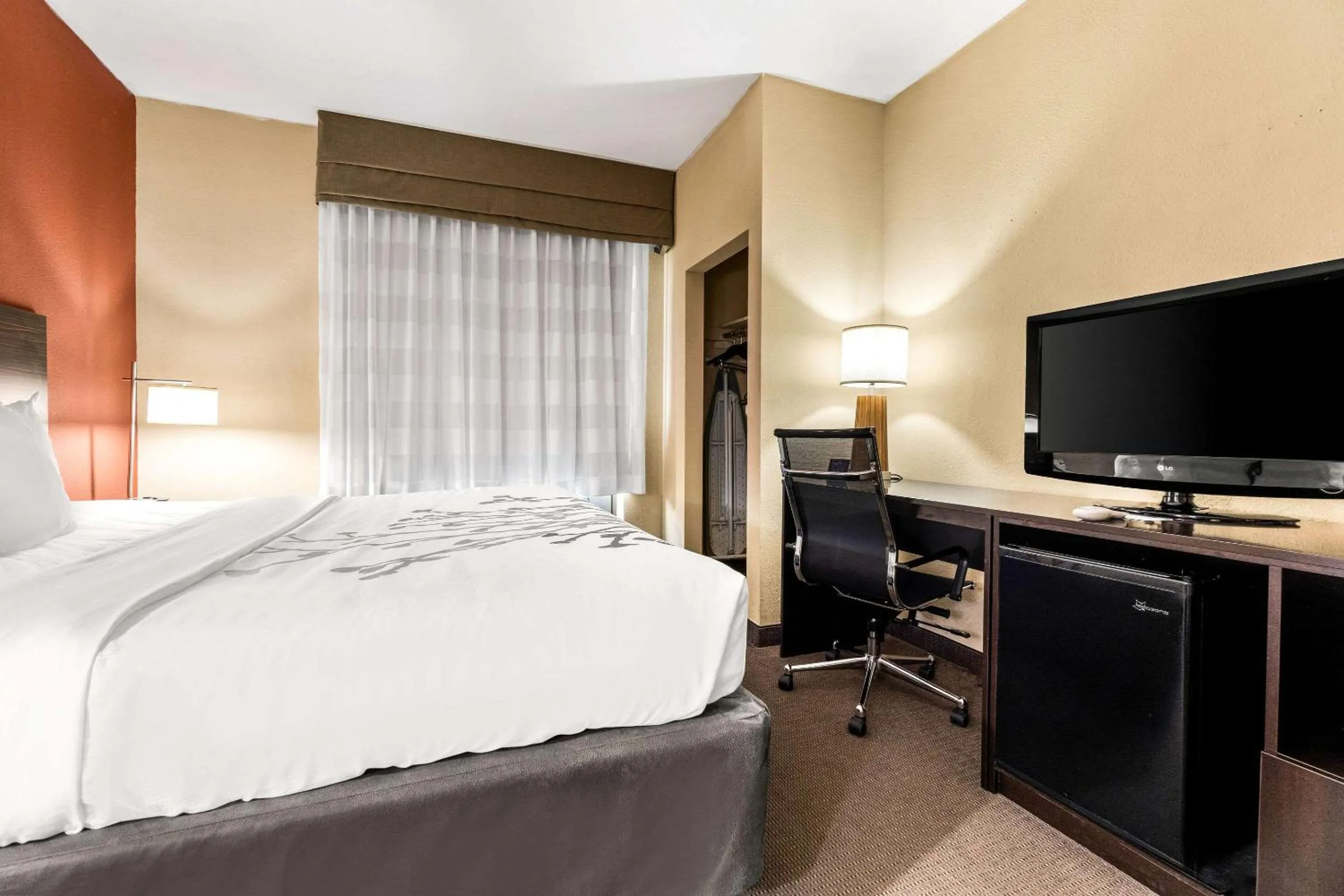 Bedroom, Bed in Sleep Inn & Suites Dyersburg I-155