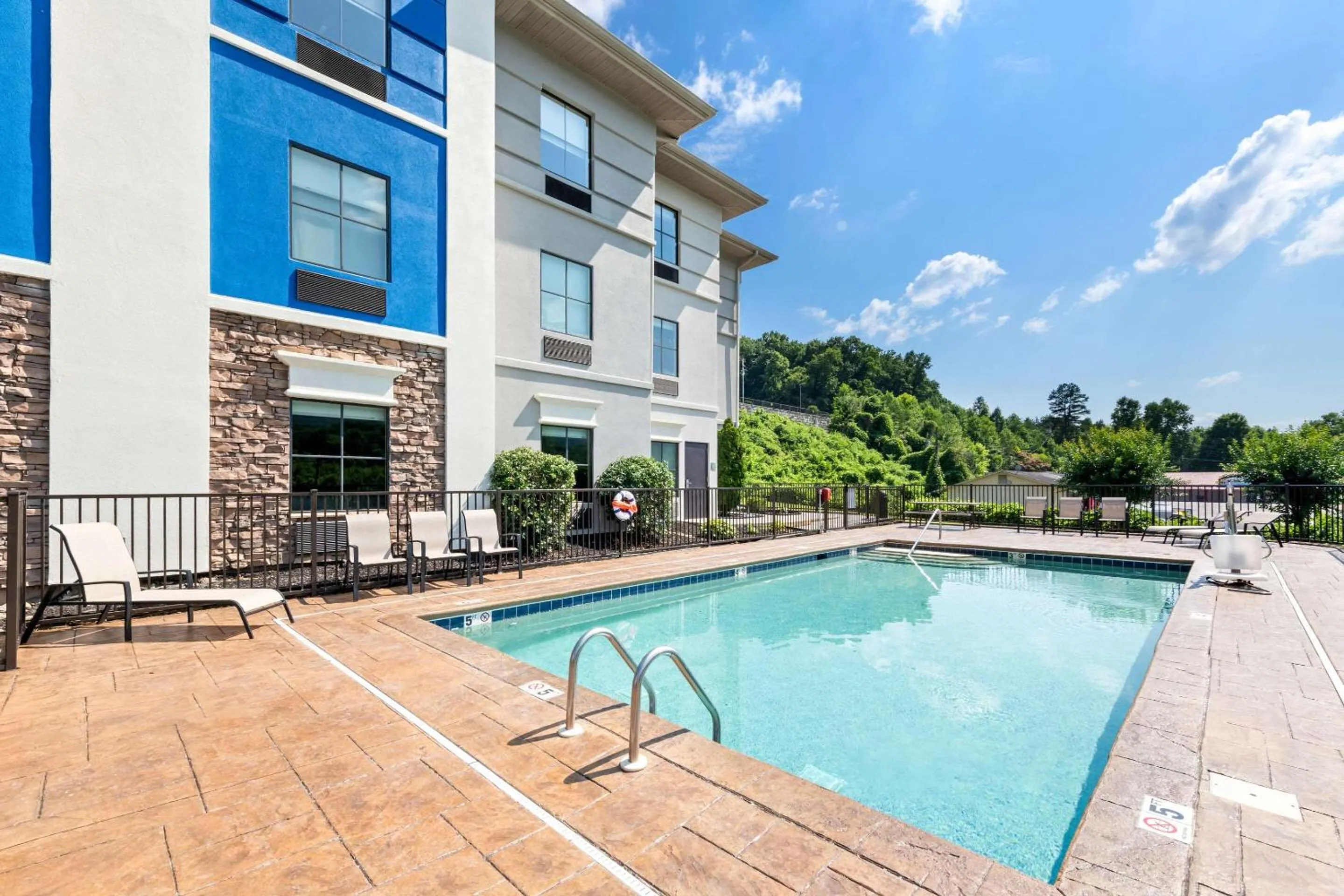 Swimming pool in Comfort Inn Harriman