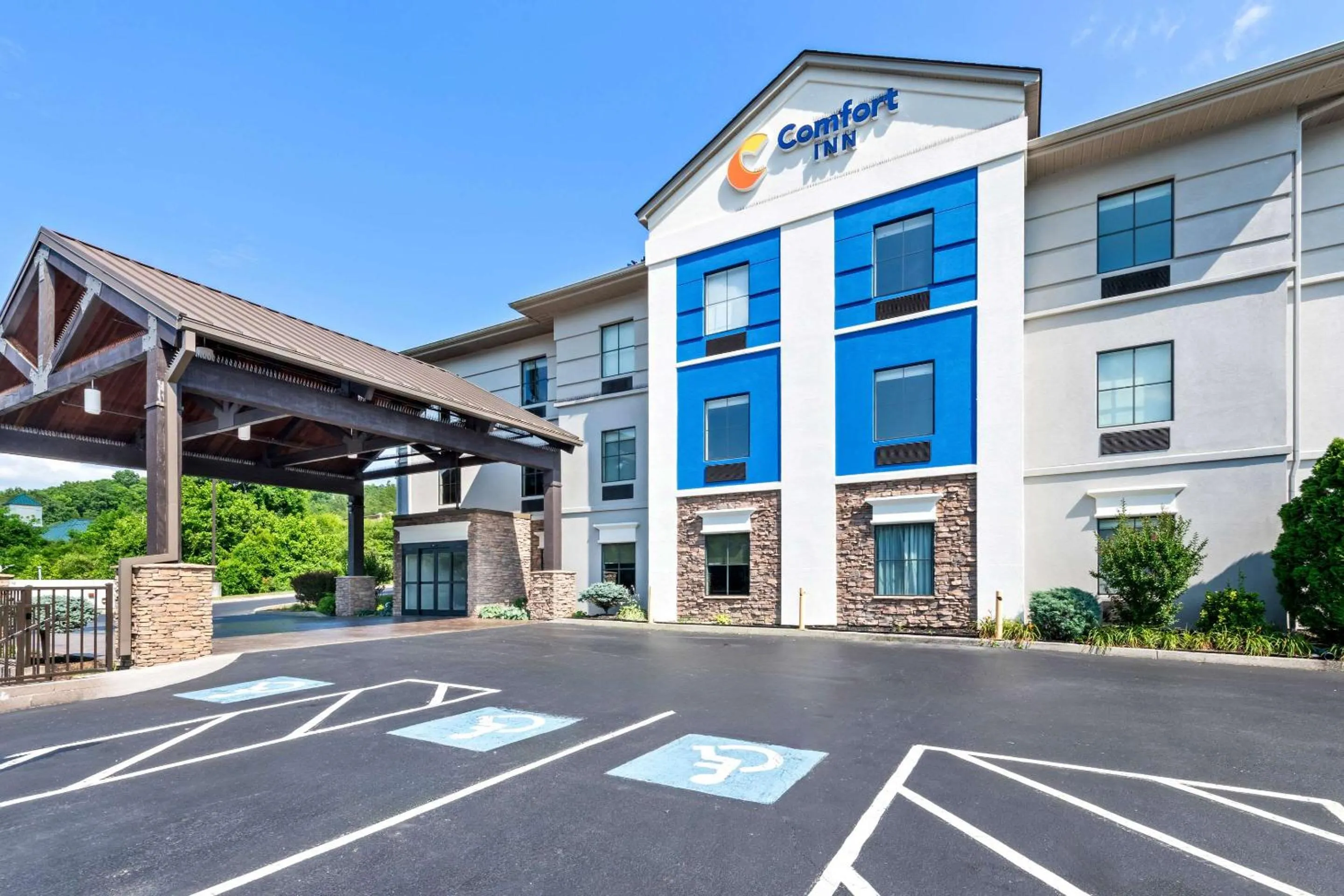 Property building in Comfort Inn Harriman