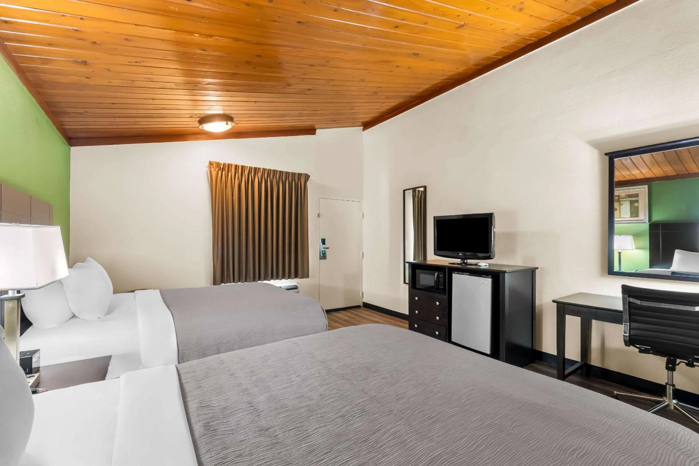 Bedroom, Bed in Quality Inn Tullahoma