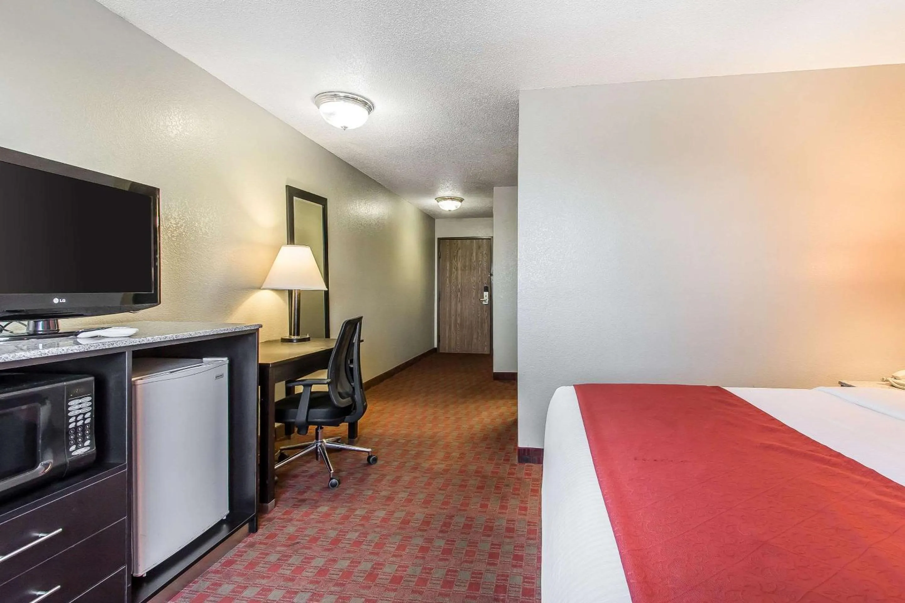 Photo of the whole room, Bed in Quality Inn & Suites