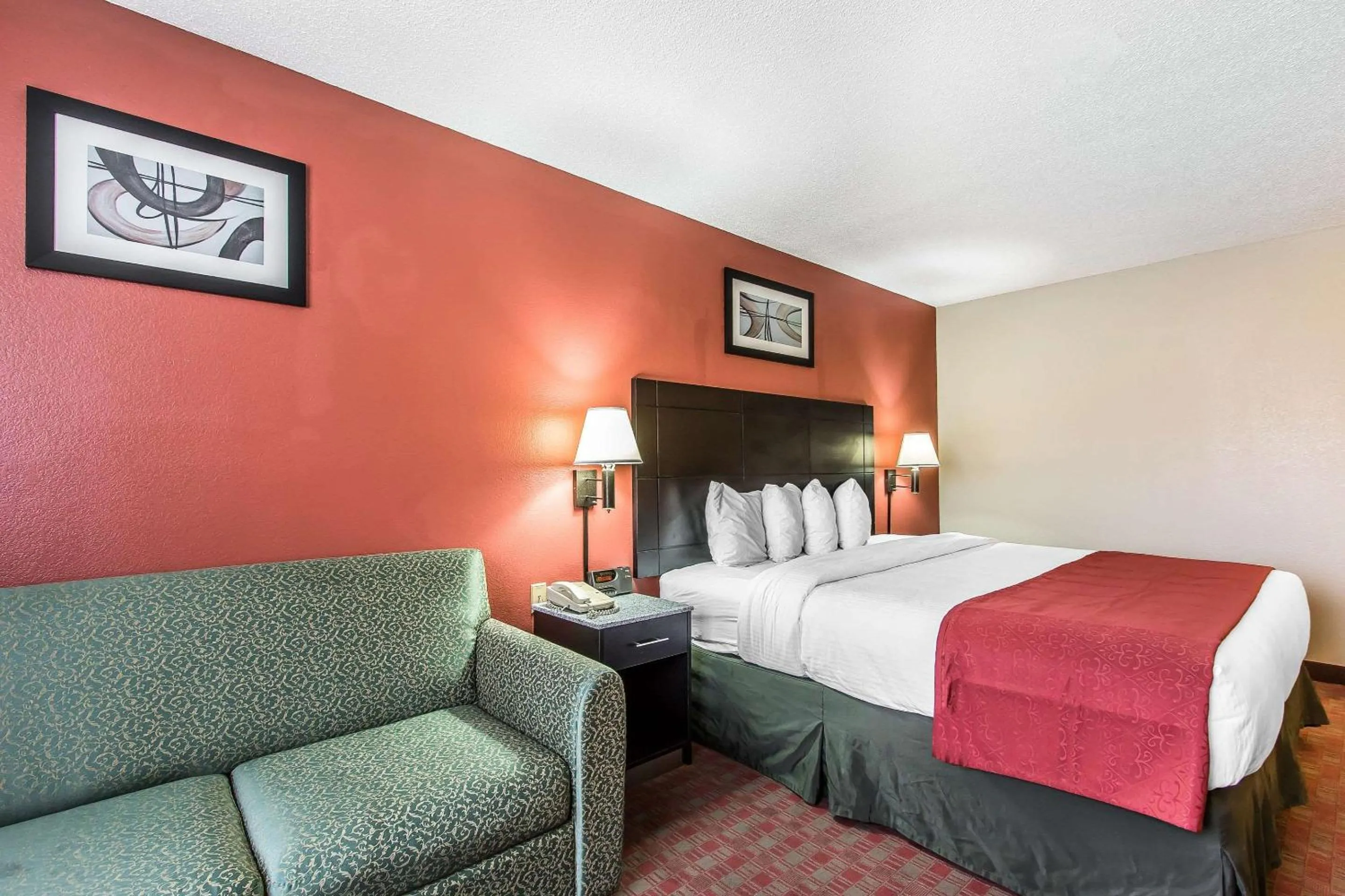 Photo of the whole room, Bed in Quality Inn & Suites