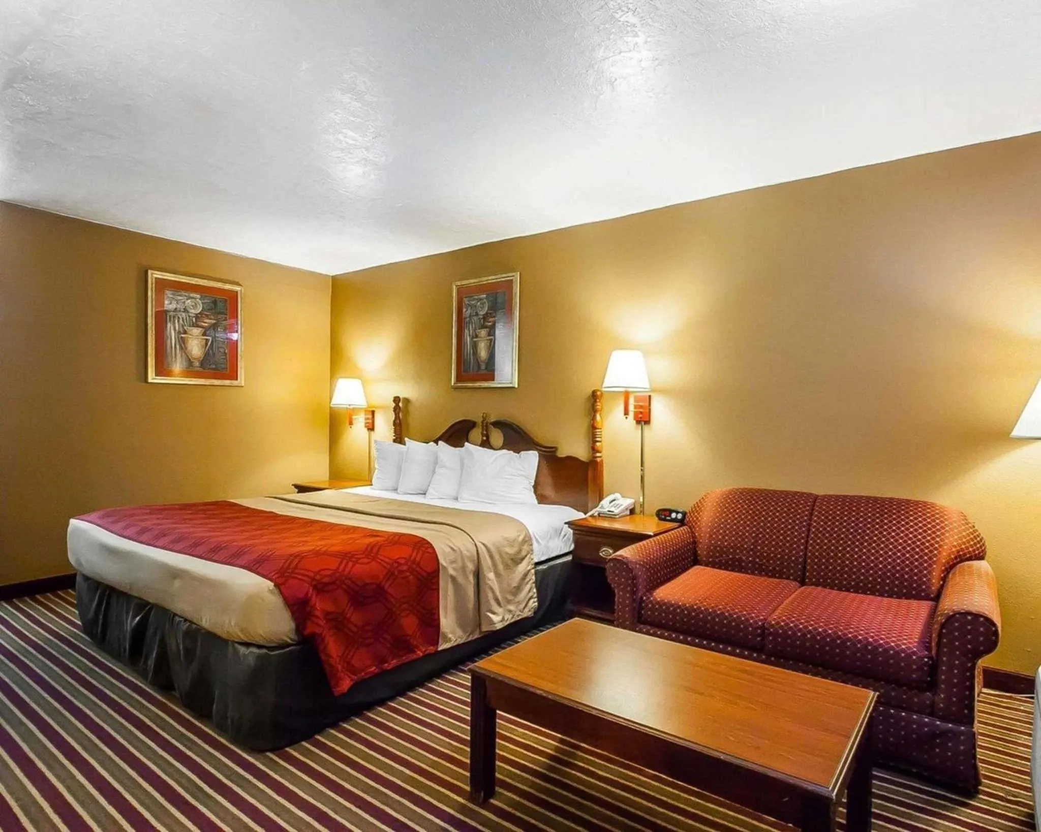 Photo of the whole room, Bed in Econo Lodge Dyersburg I-155