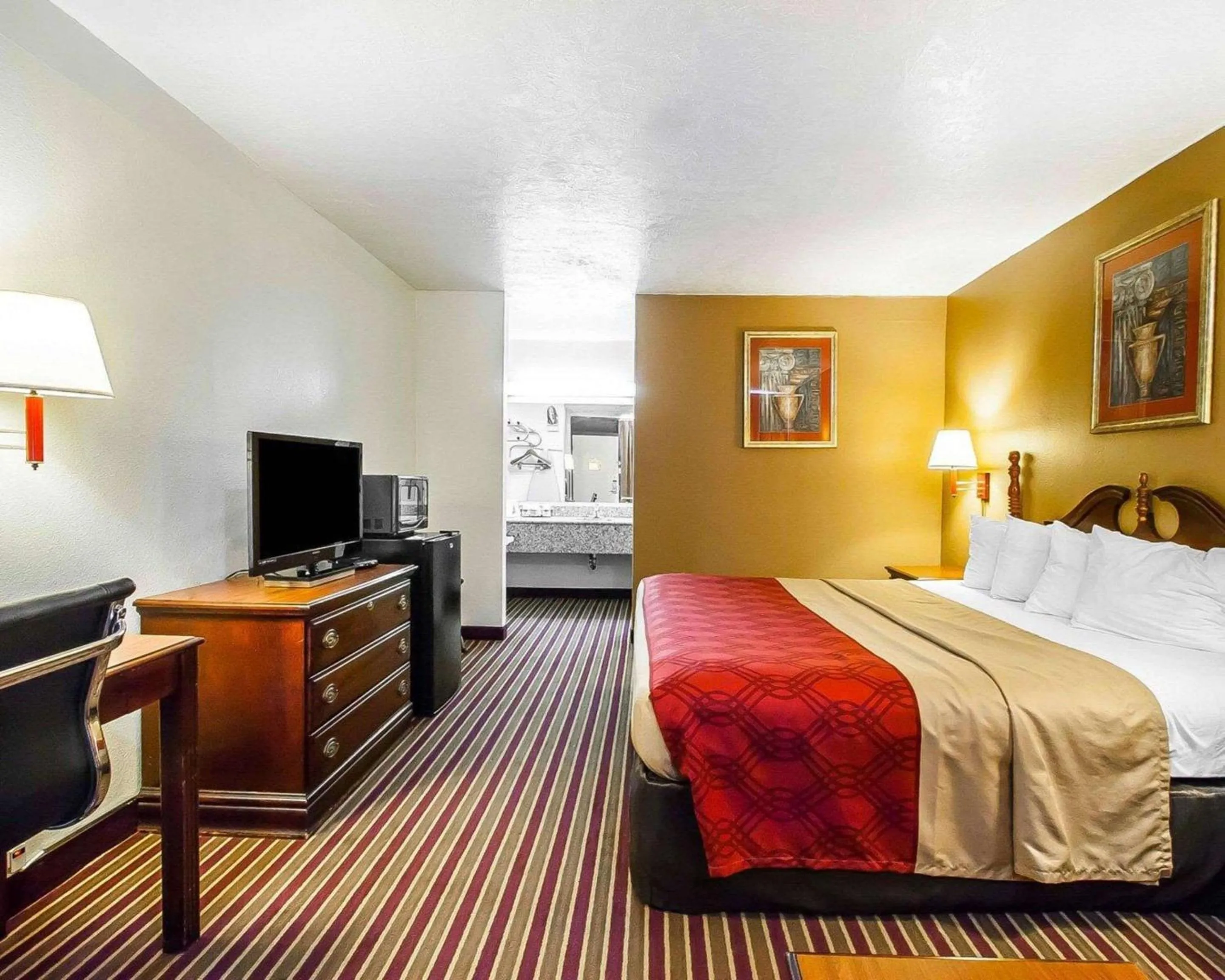 Photo of the whole room, Bed in Econo Lodge Dyersburg I-155