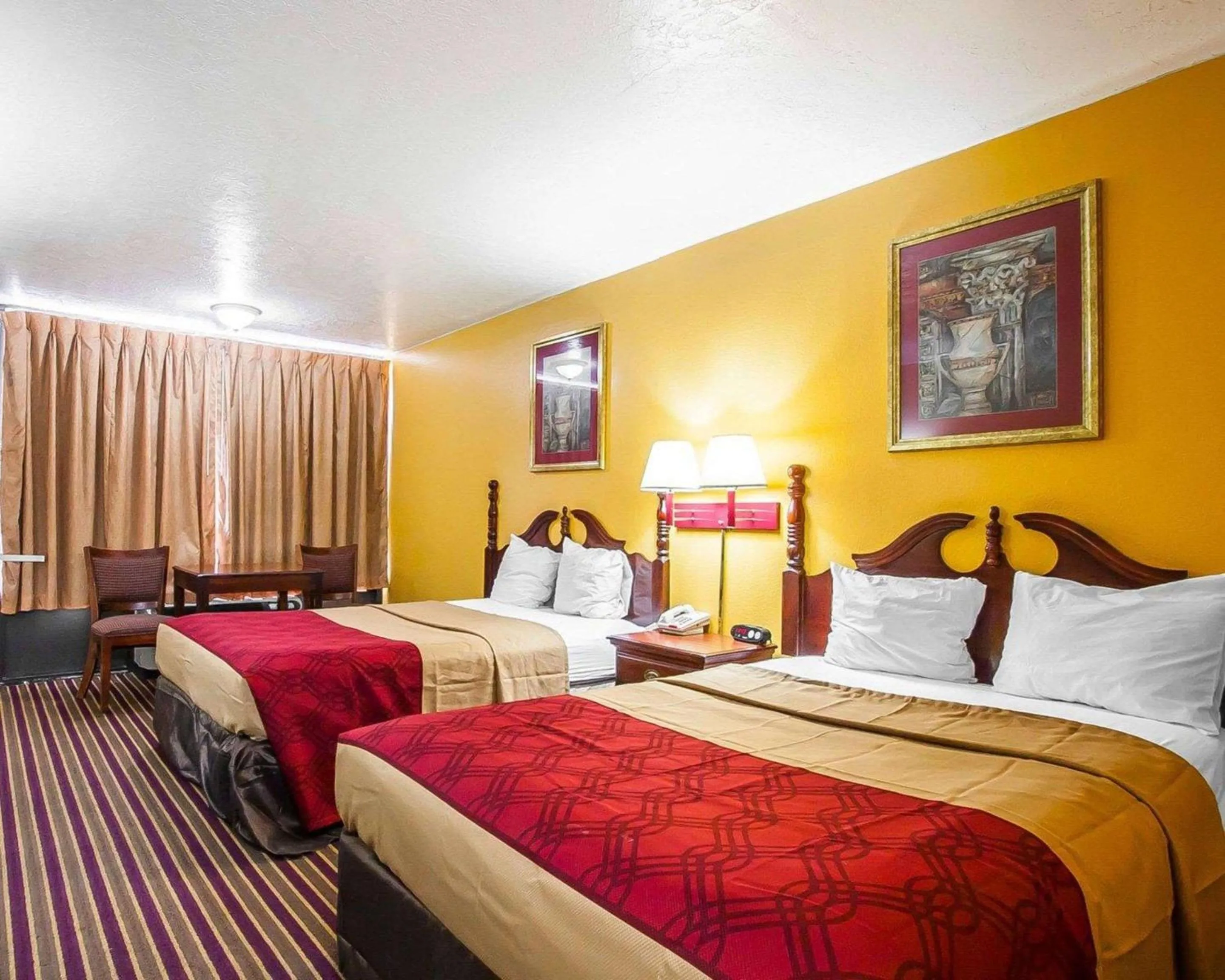 Photo of the whole room, Bed in Econo Lodge Dyersburg I-155