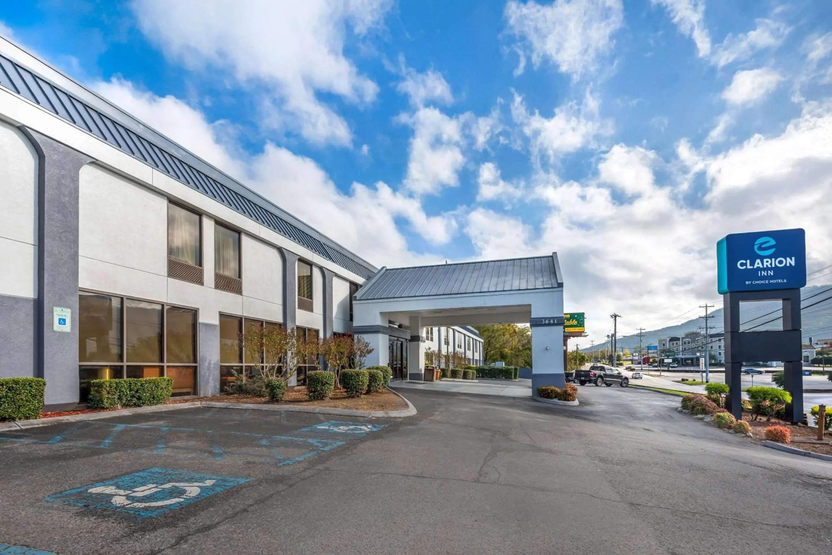Property building in Clarion Inn near Lookout Mountain