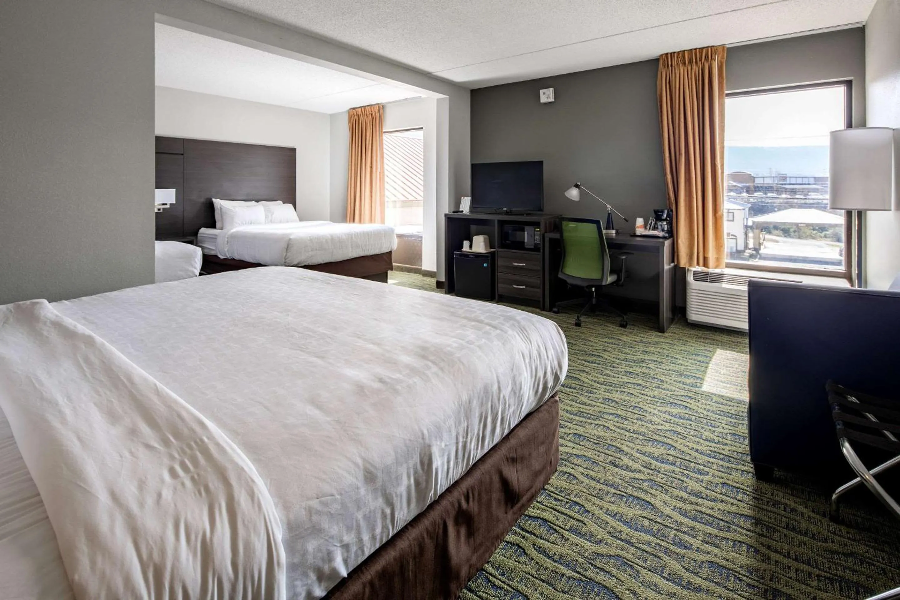 Bedroom, Bed in Clarion Inn near Lookout Mountain