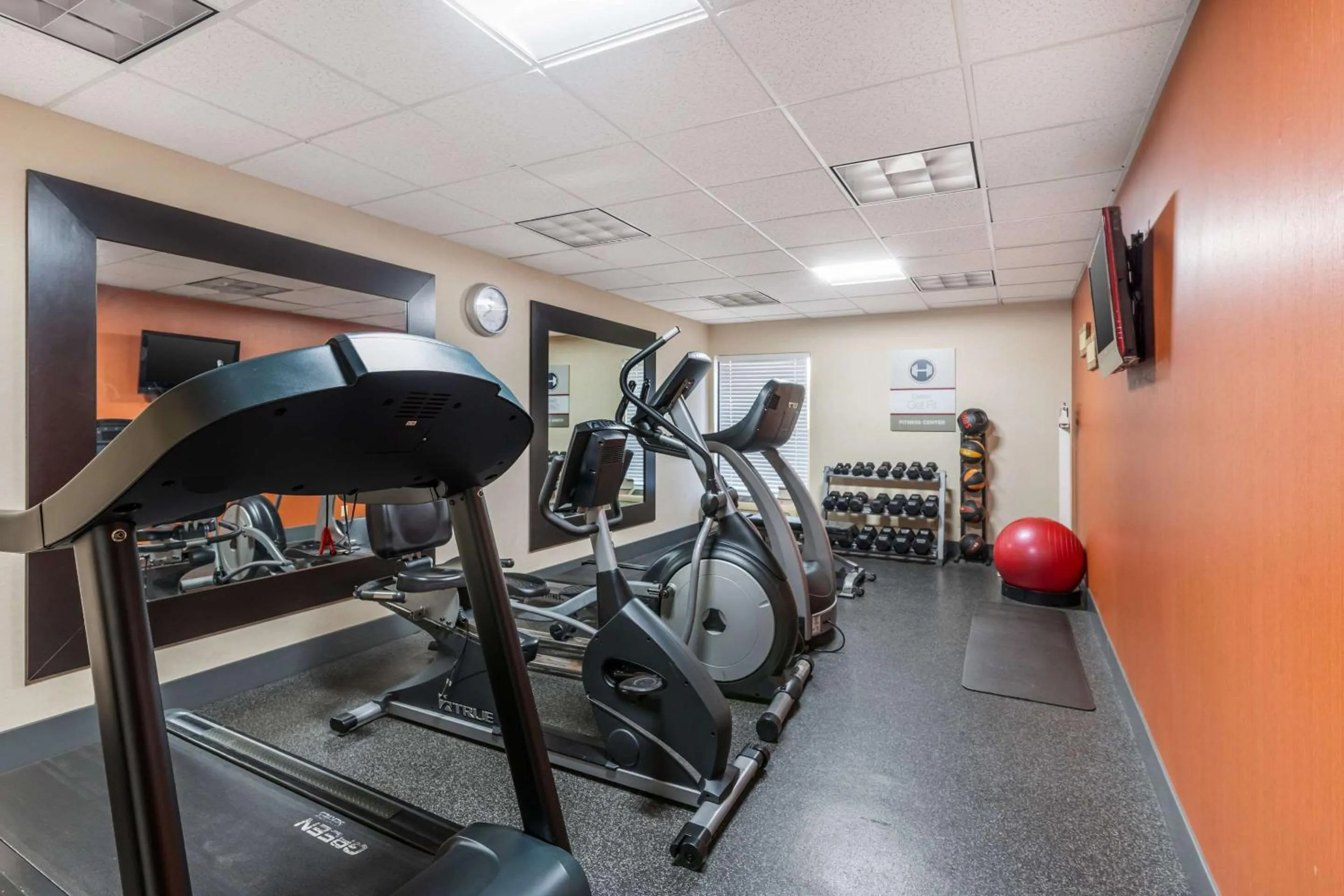 Fitness centre/facilities in Clarion Inn near Lookout Mountain