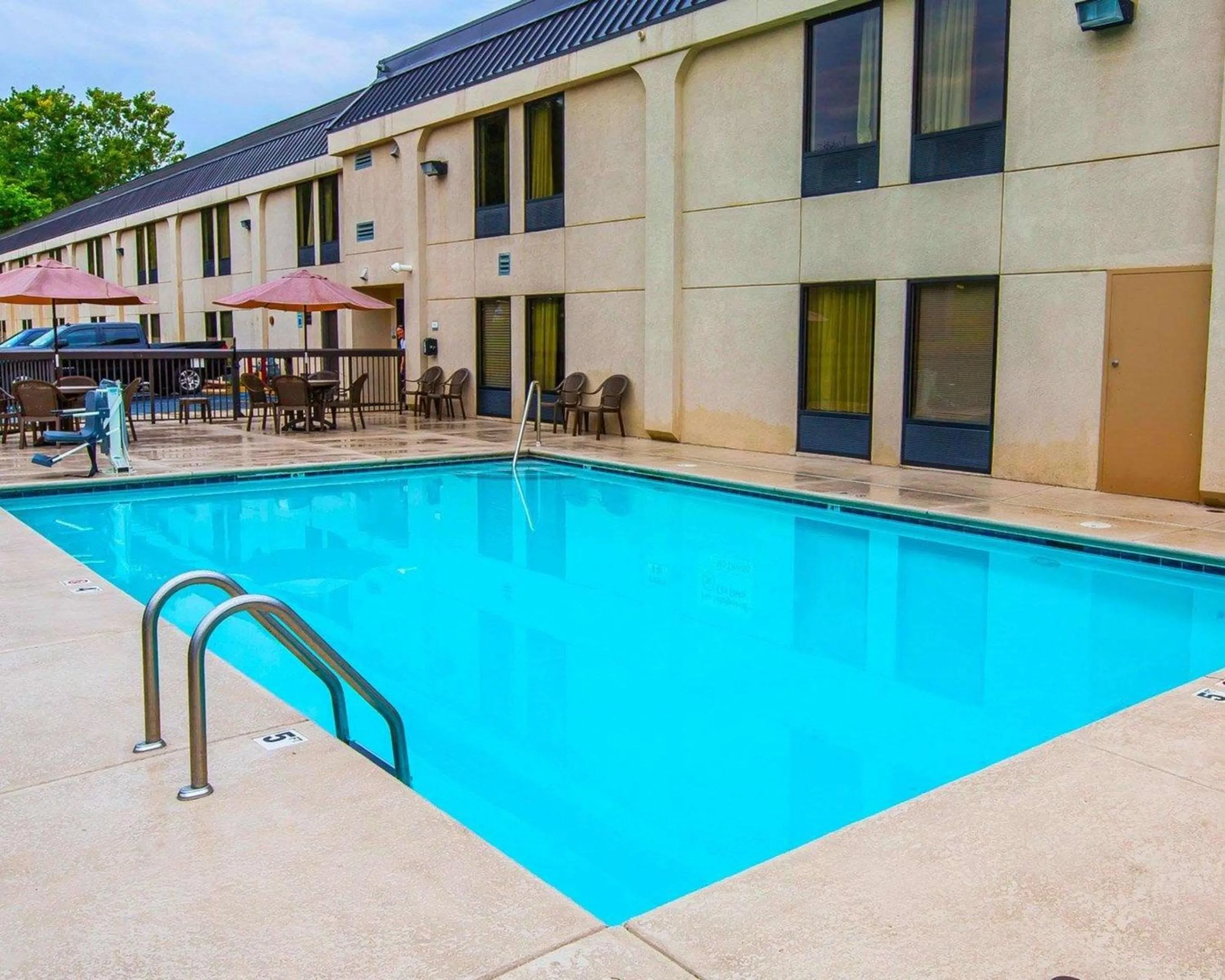 Swimming pool in Clarion Inn near Lookout Mountain