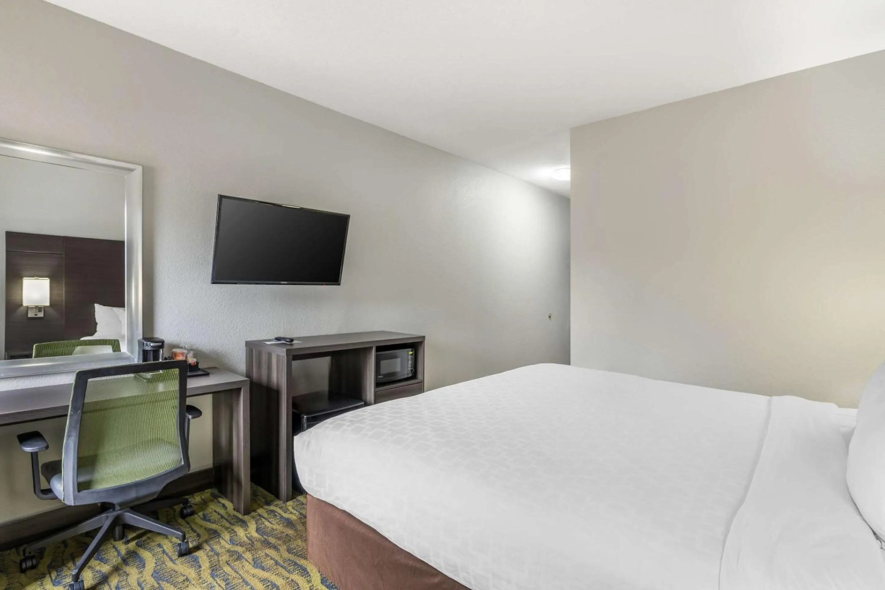 Bedroom, Bed in Clarion Inn near Lookout Mountain