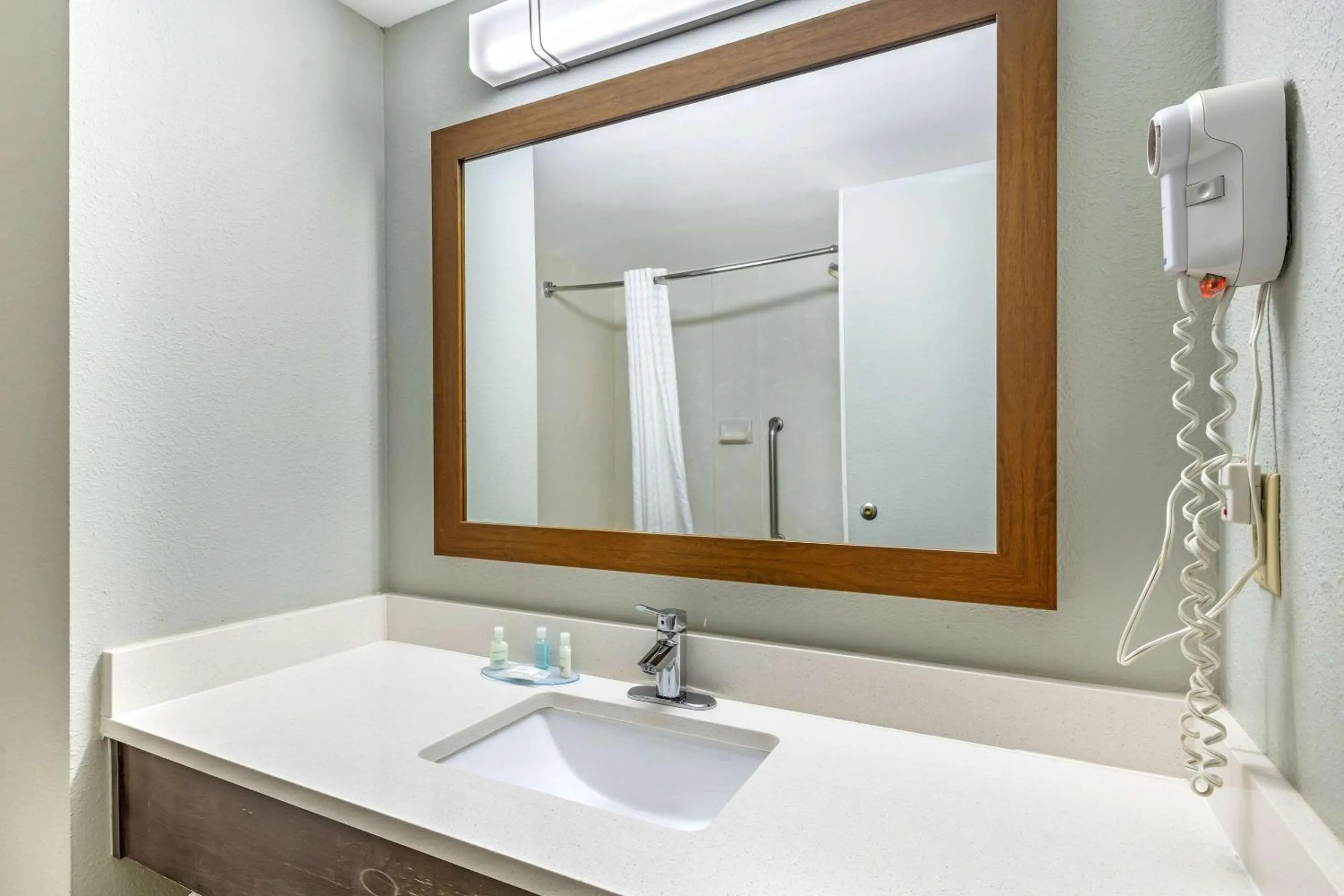 Bedroom in Clarion Inn near Lookout Mountain