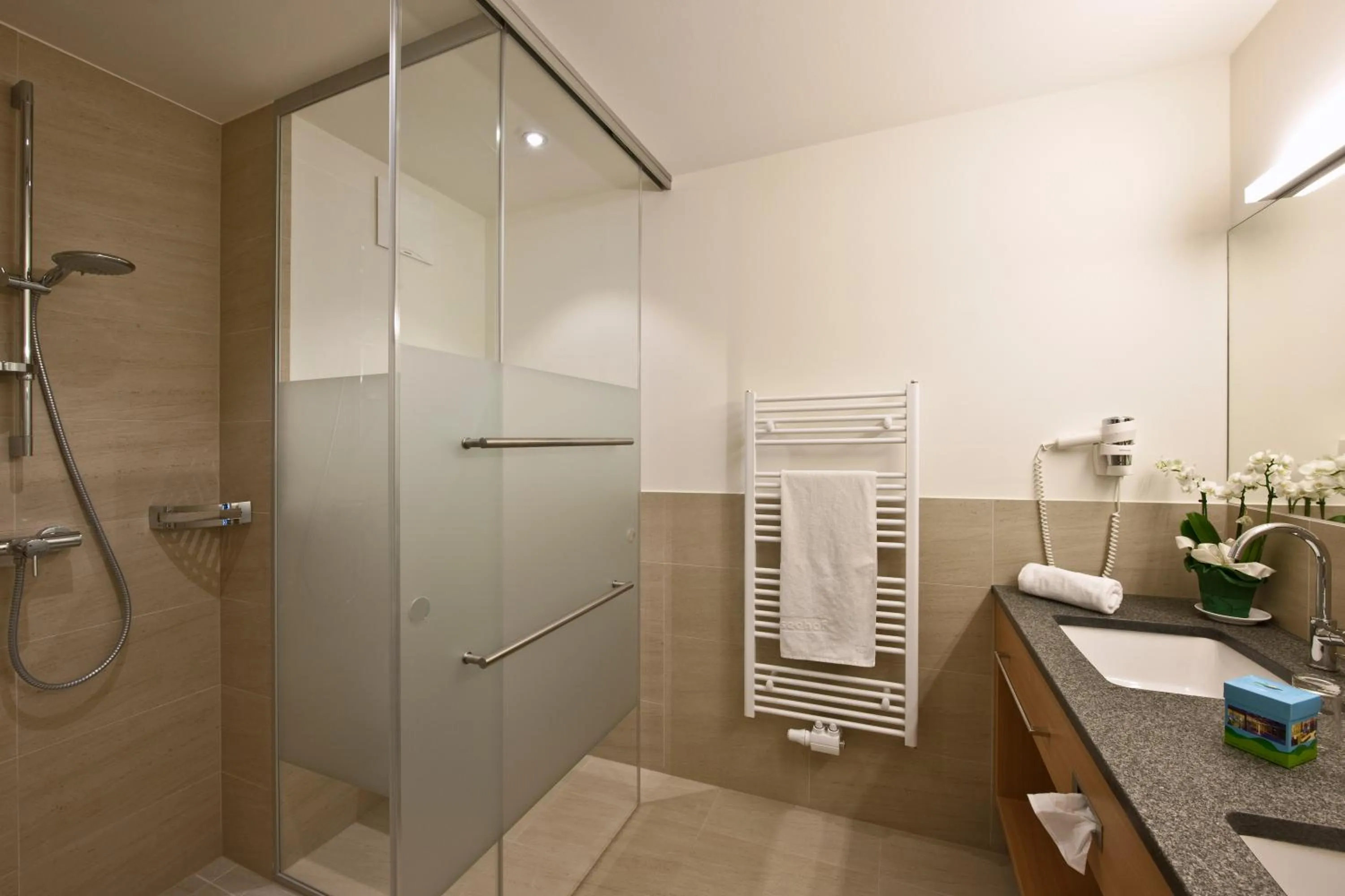 Shower in Familien- Sportresort BRENNSEEHOF