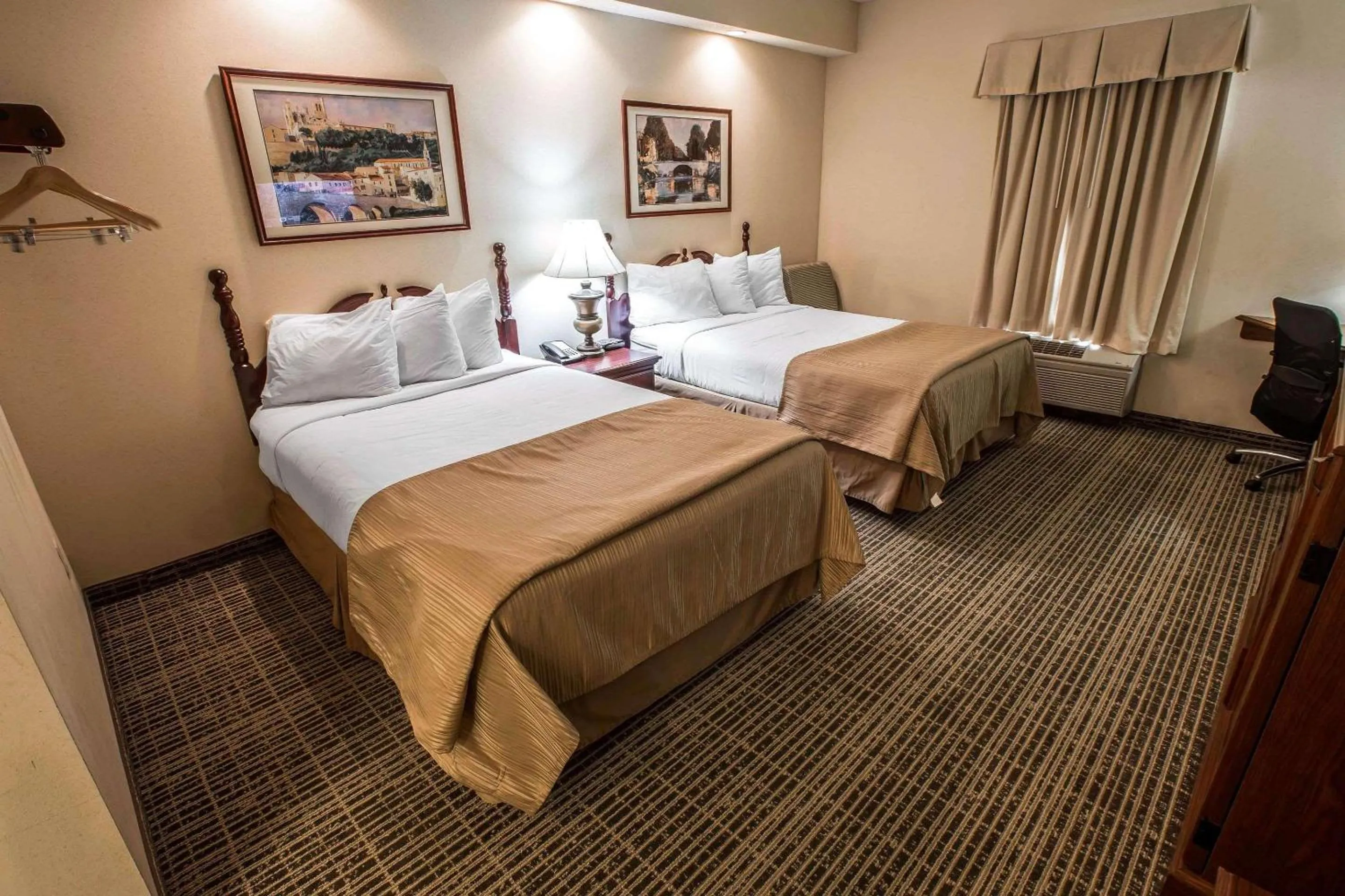 Photo of the whole room, Bed in Quality Inn Kingsport South