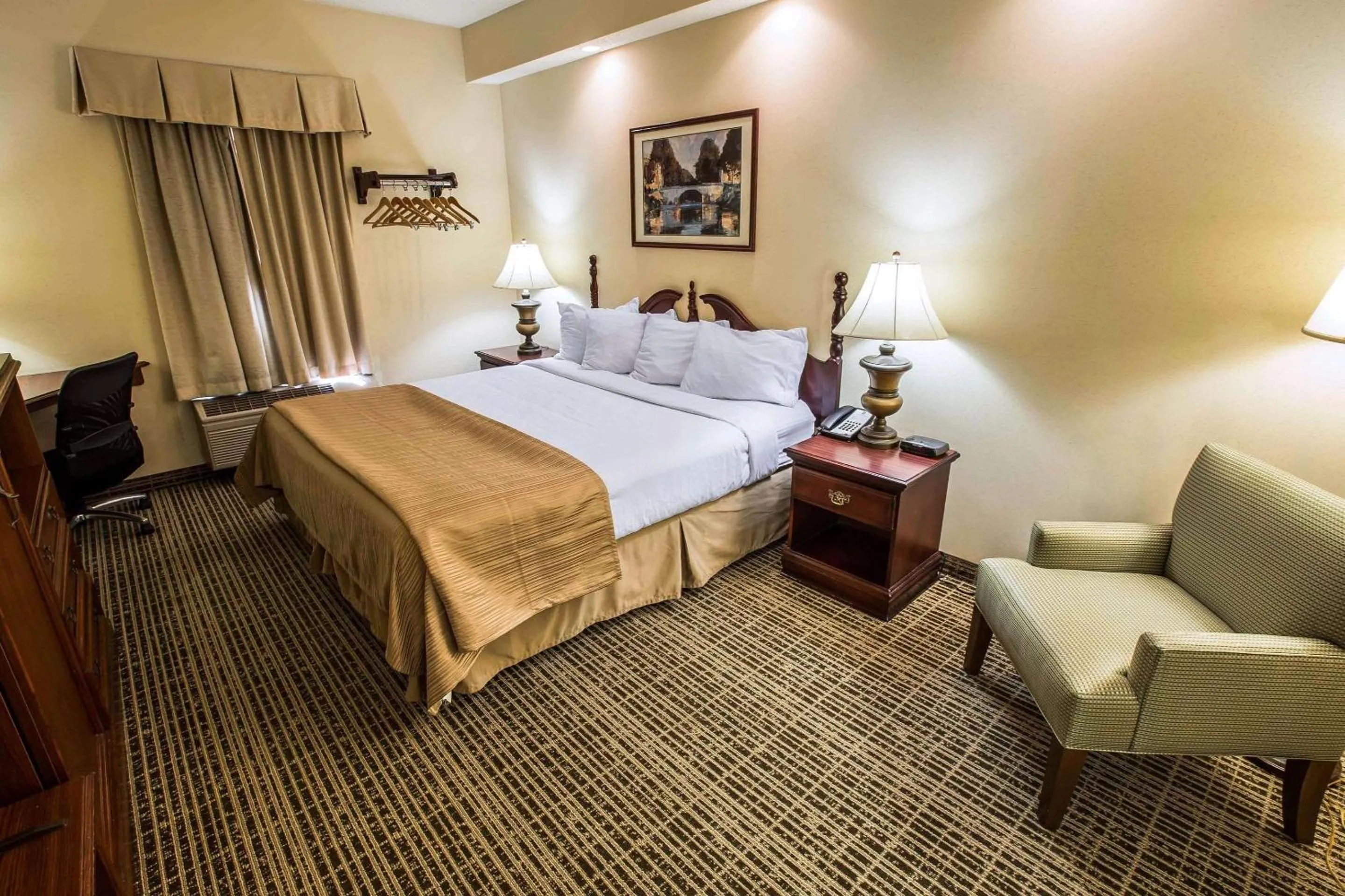 Photo of the whole room, Bed in Quality Inn Kingsport South