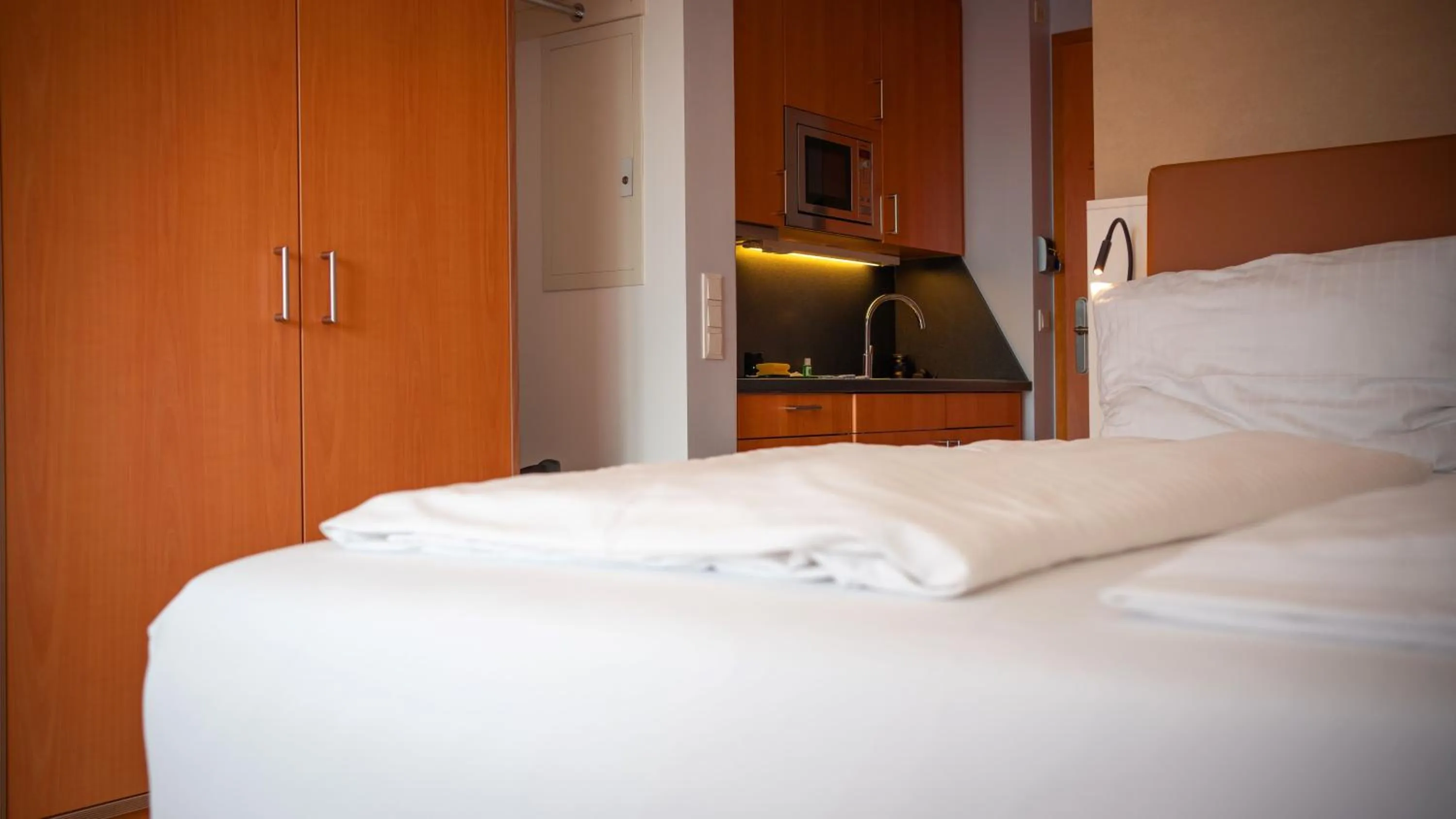 Photo of the whole room, Bed in med Apart