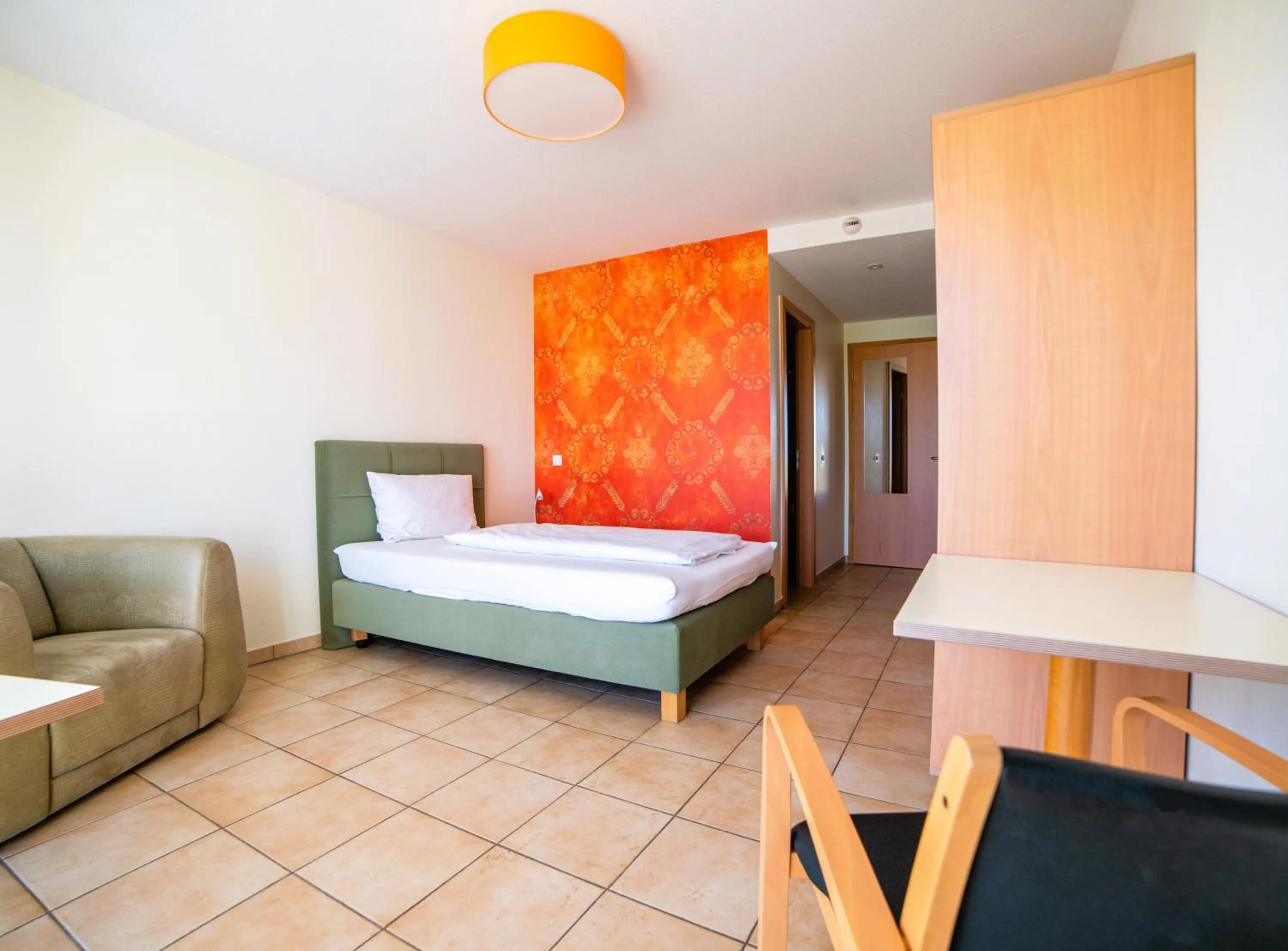 Photo of the whole room, Bed in med Apart