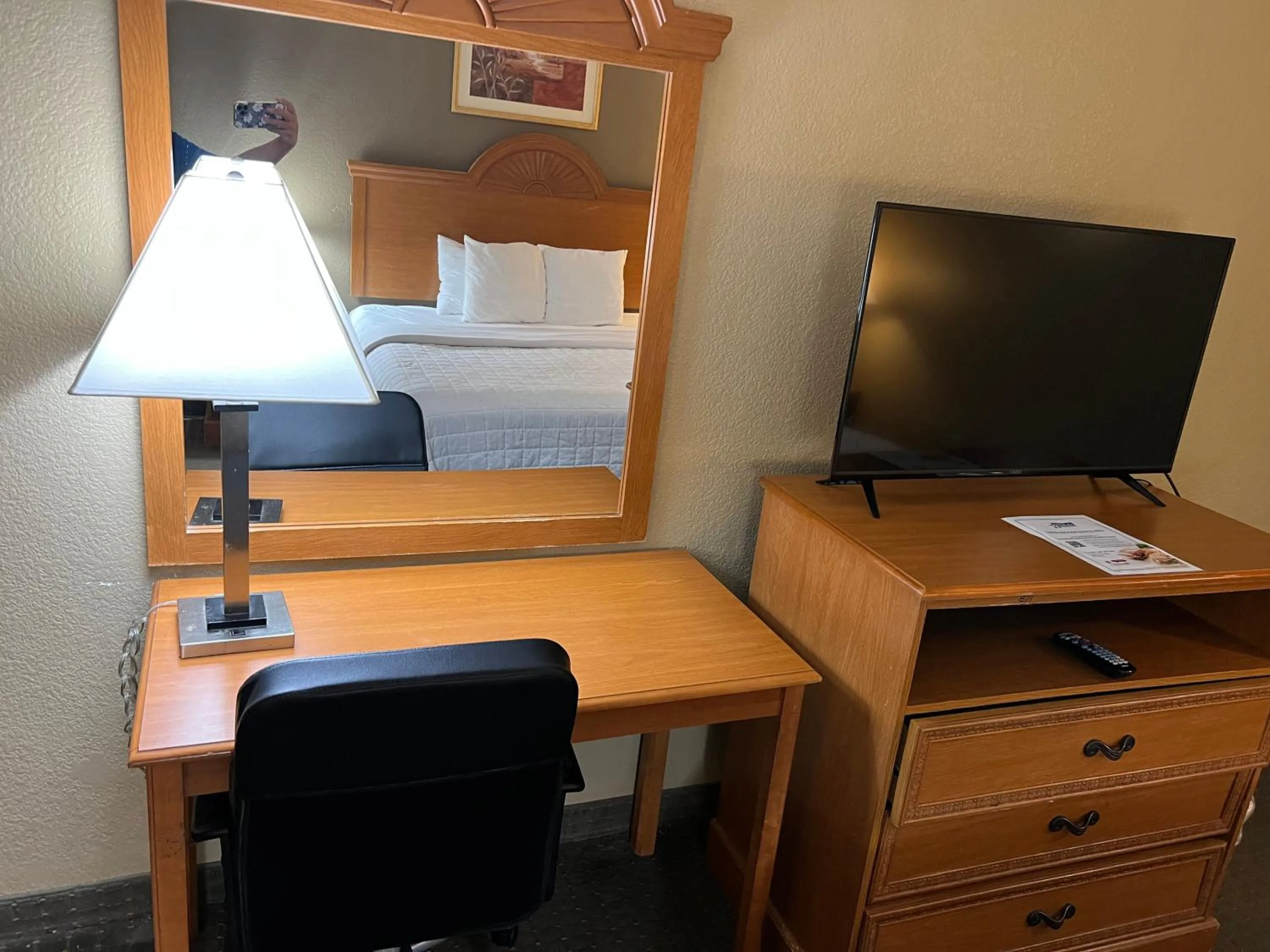 TV and multimedia, Bed in Americas Best Value Inn Pharr/McAllen