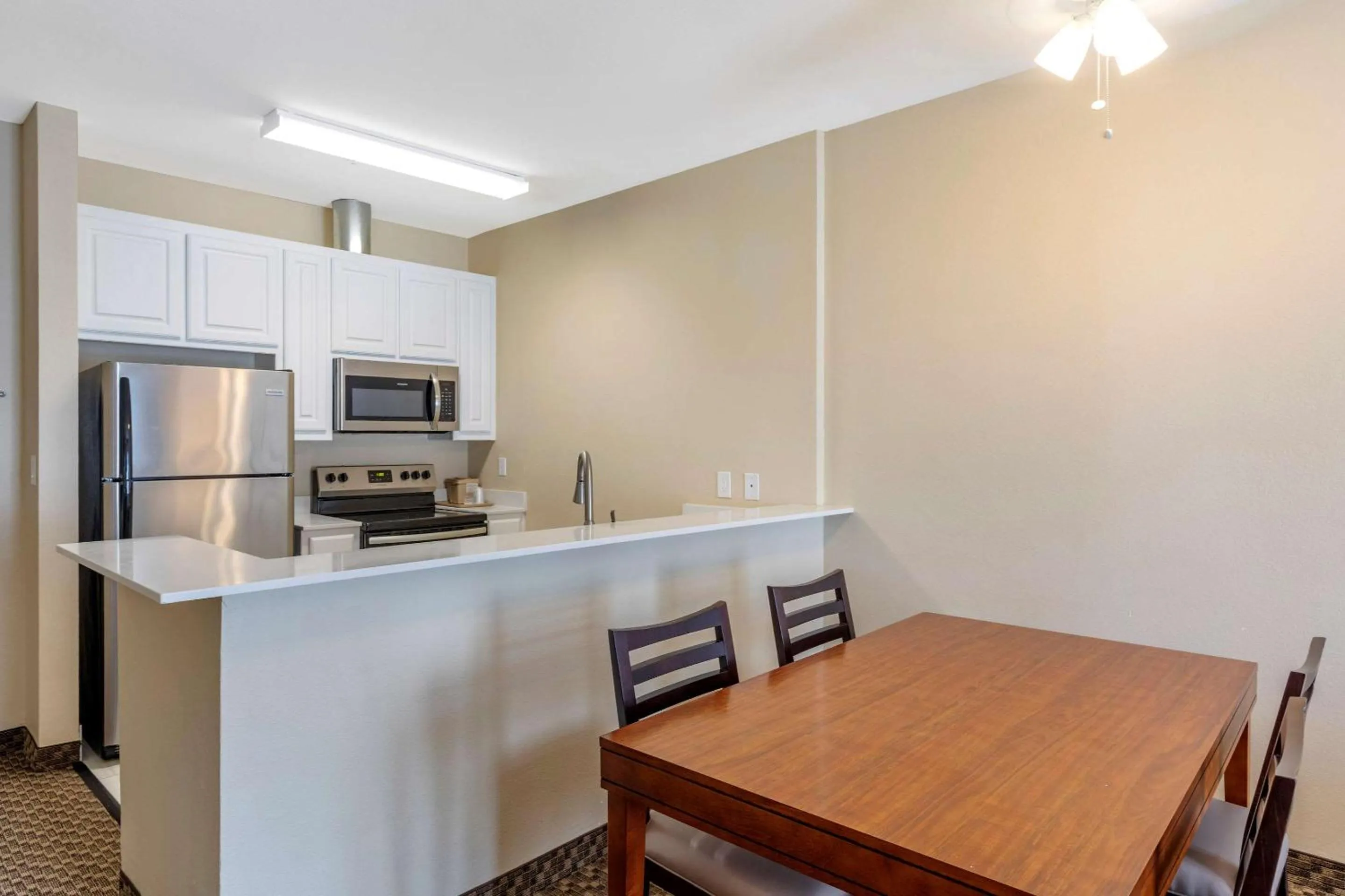 Photo of the whole room, Dining Area in Comfort Suites Lufkin