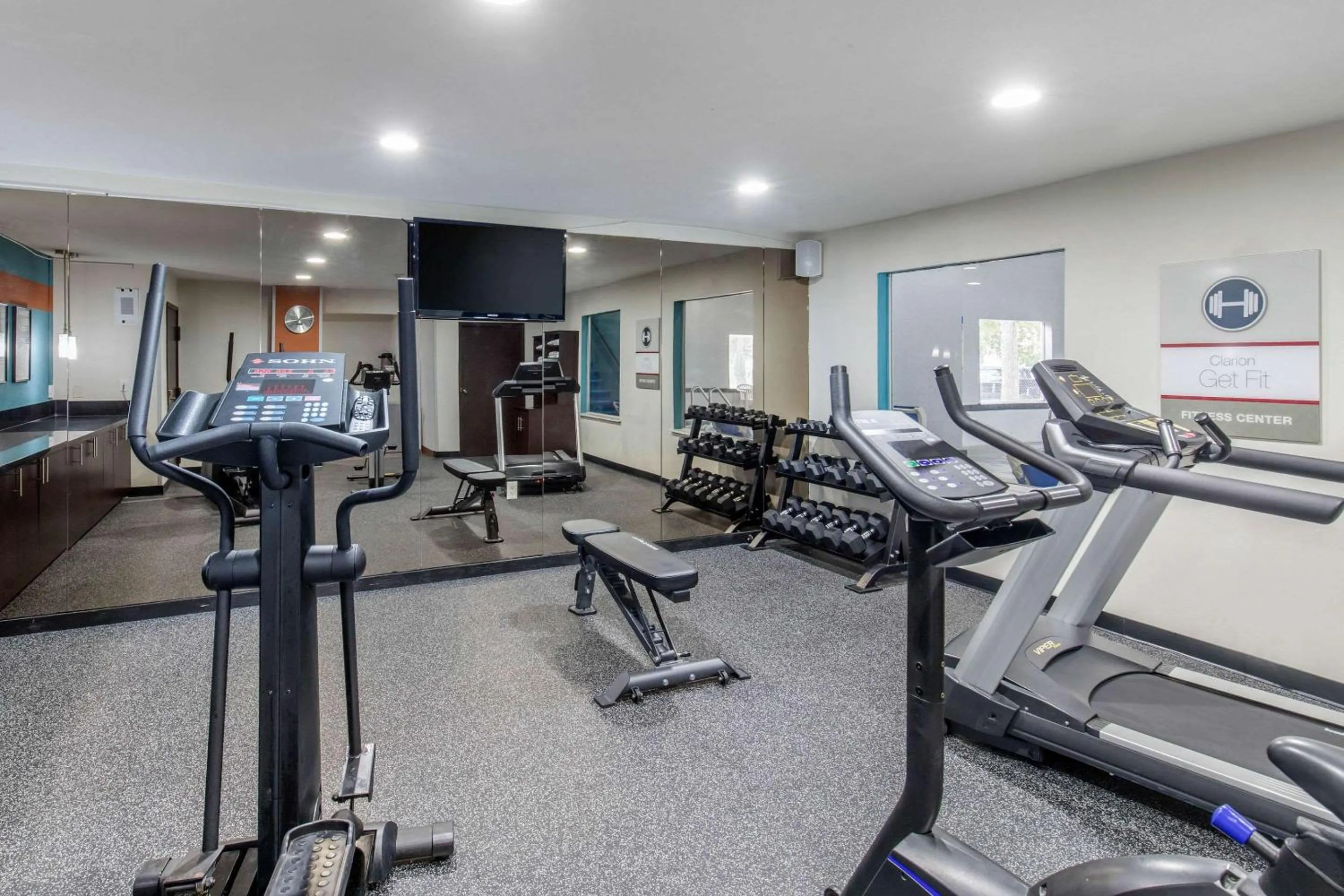 Fitness centre/facilities in Clarion Inn & Suites DFW North