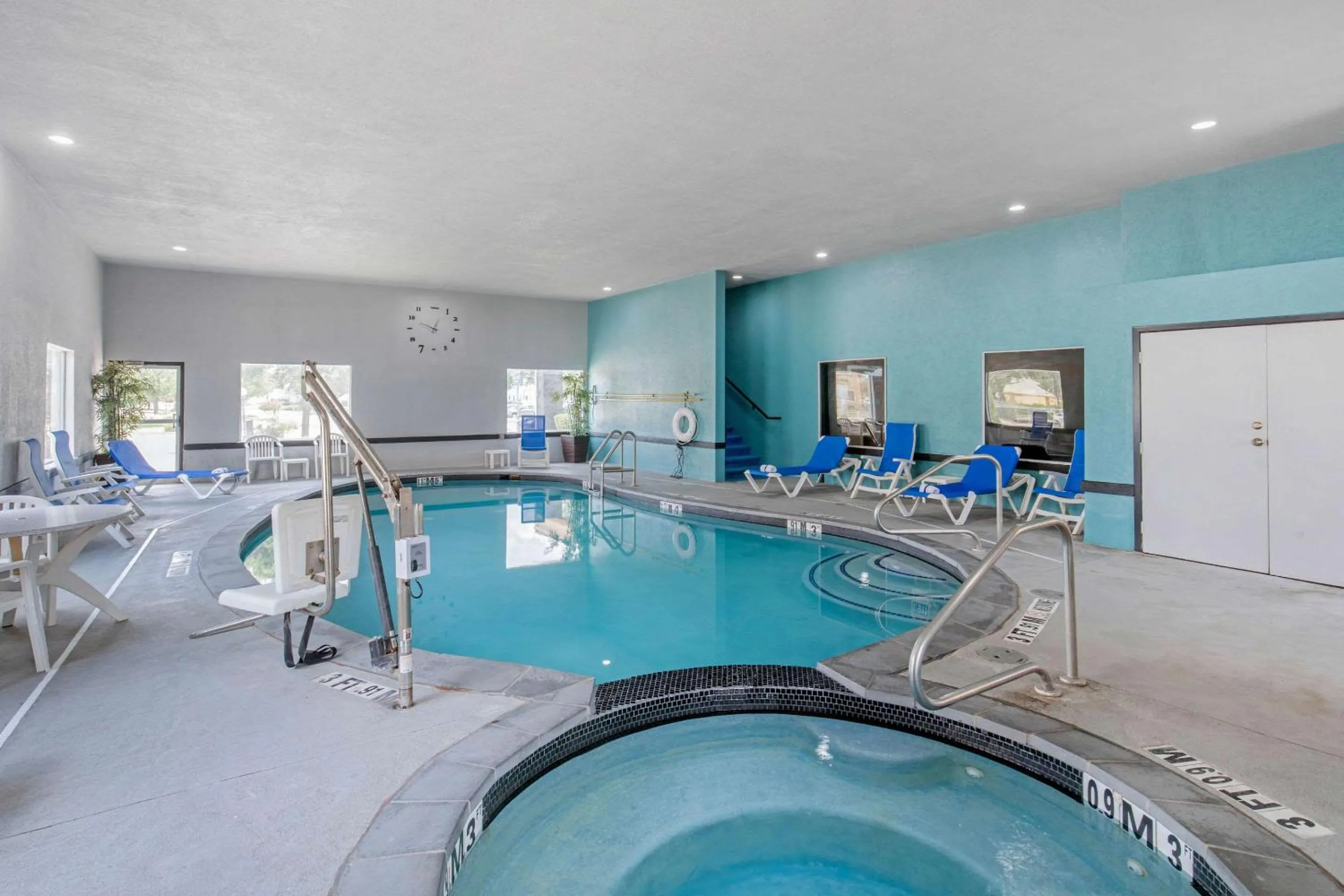 Swimming pool in Clarion Inn & Suites DFW North