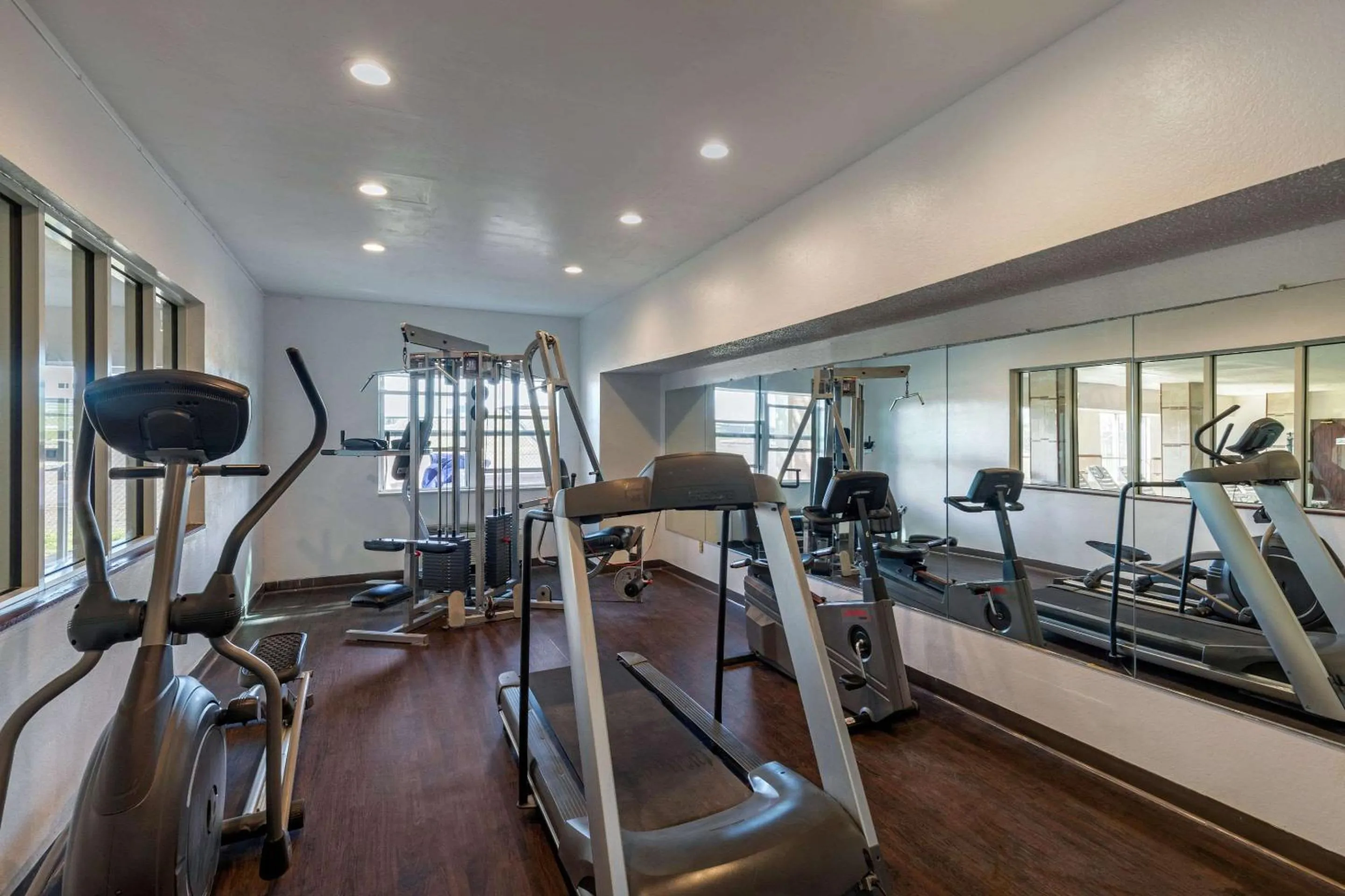 Fitness centre/facilities in Quality Suites Addison-Dallas