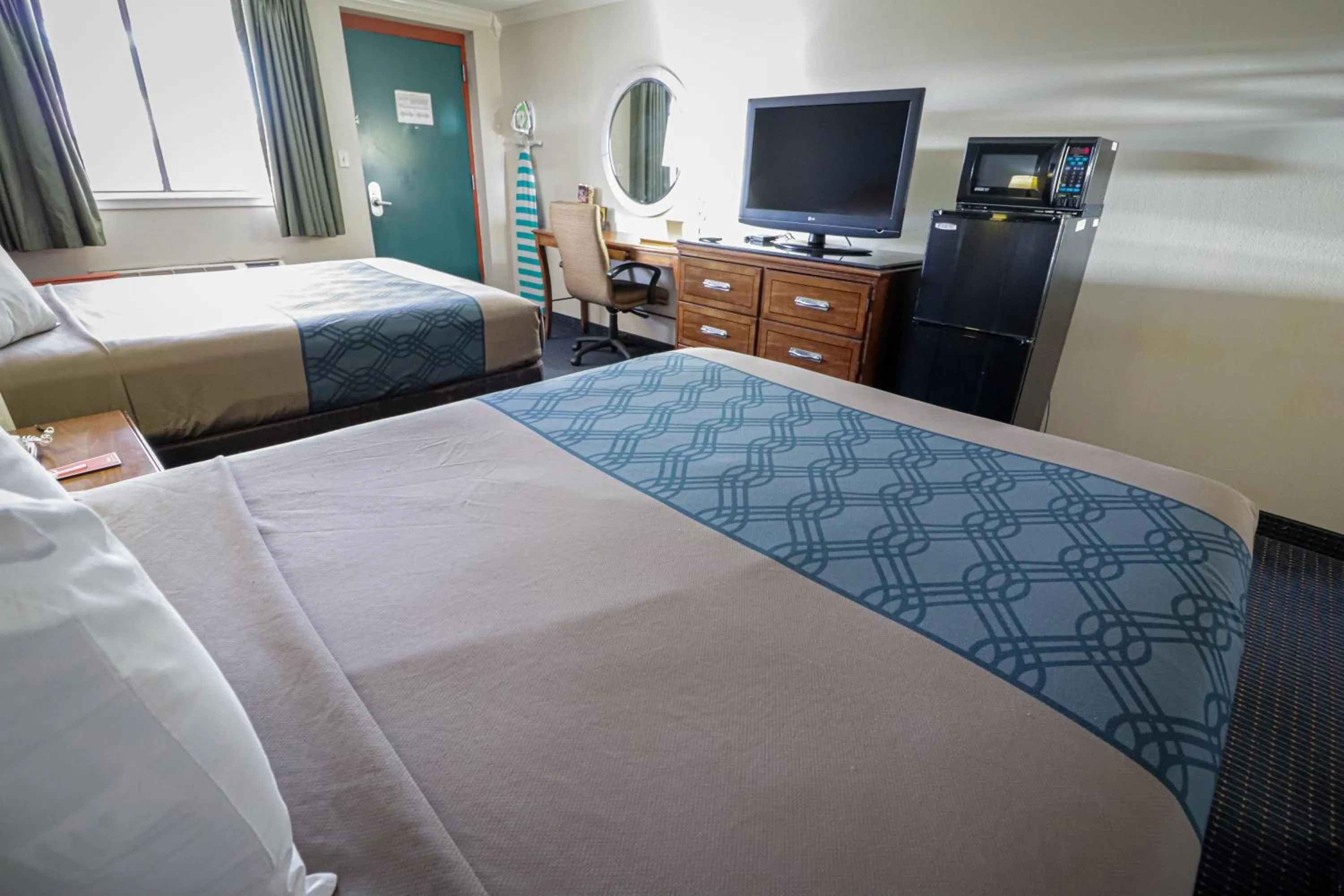 Bed in University Inn & Suites