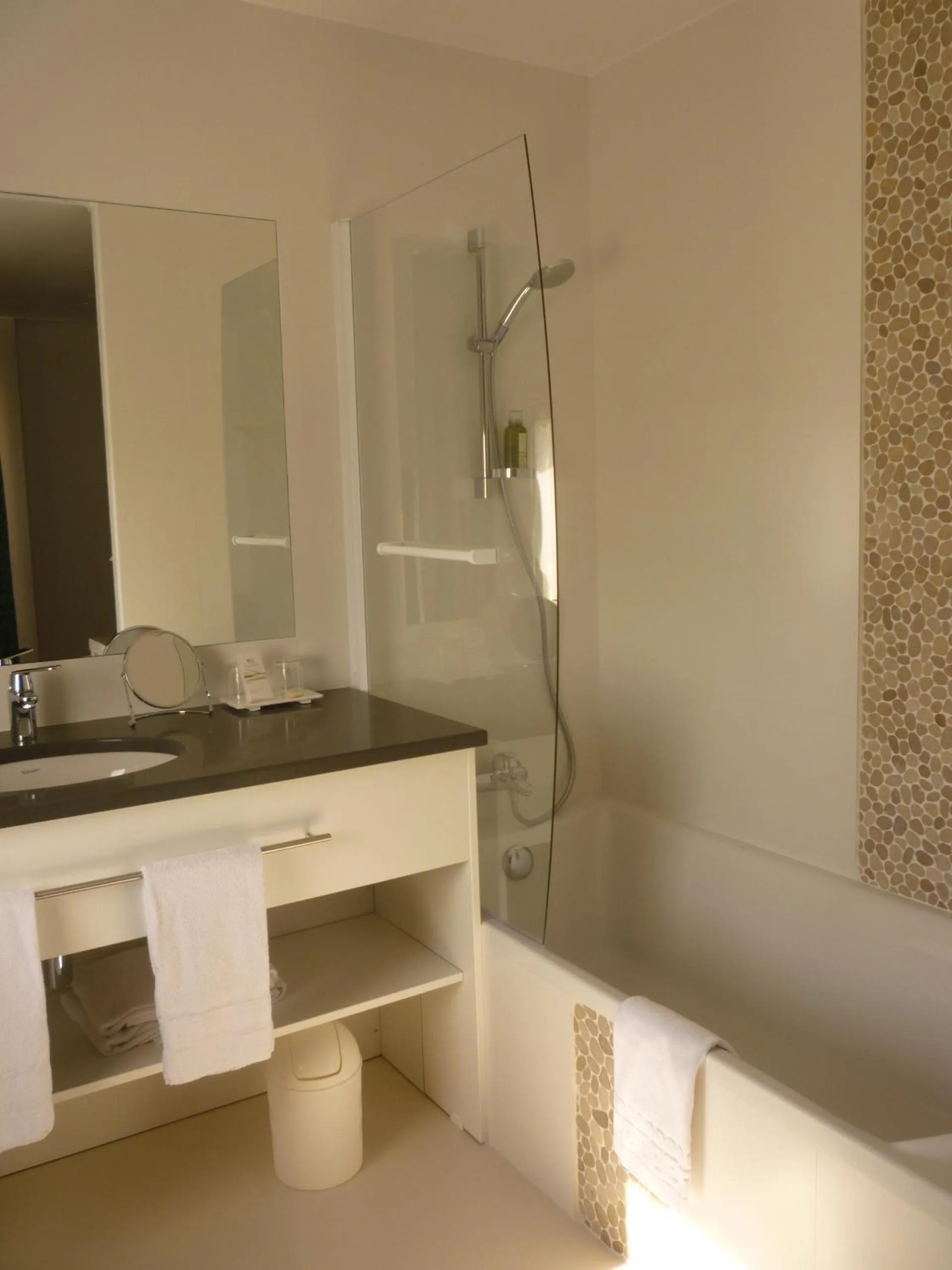 Bathroom in Val Baussenc, The Originals Relais