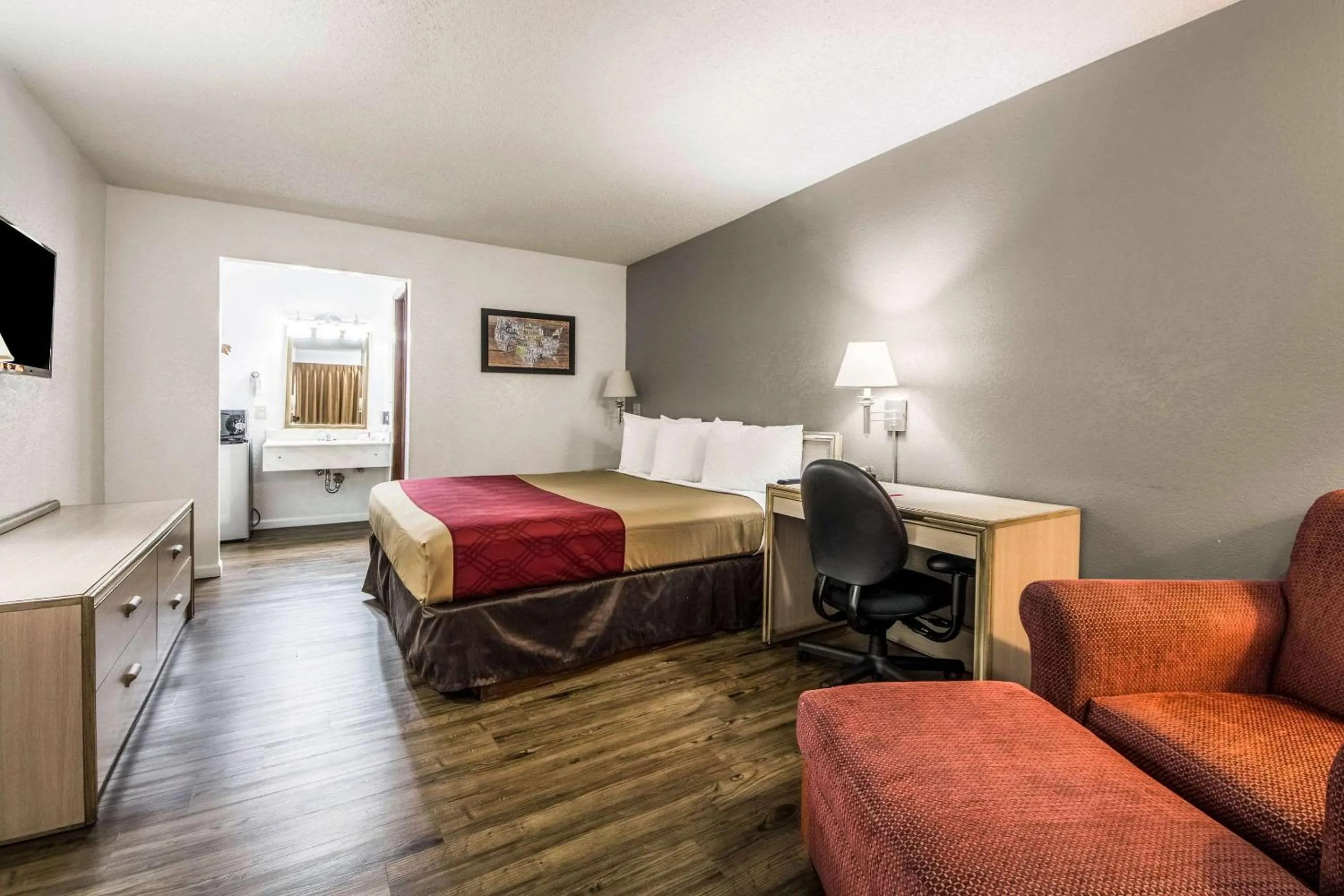 Photo of the whole room in Econo Lodge Airport I-35 North