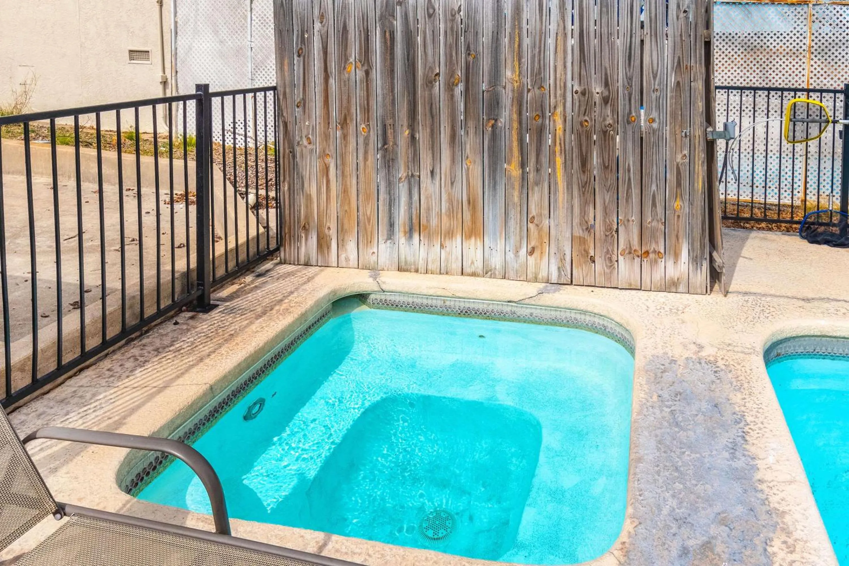 Swimming pool in Econo Lodge Fredericksburg