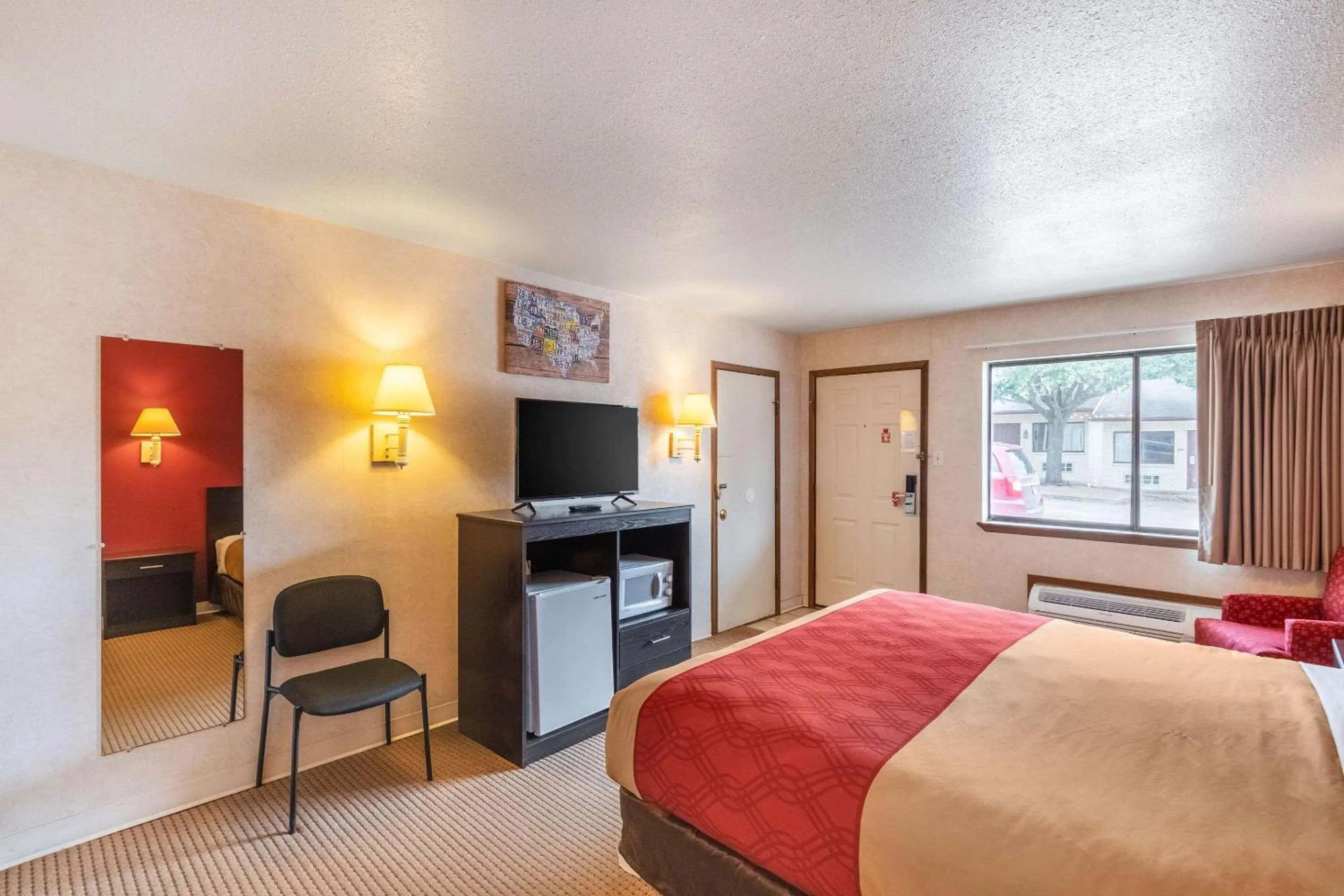 Bedroom, Bed in Econo Lodge Fredericksburg