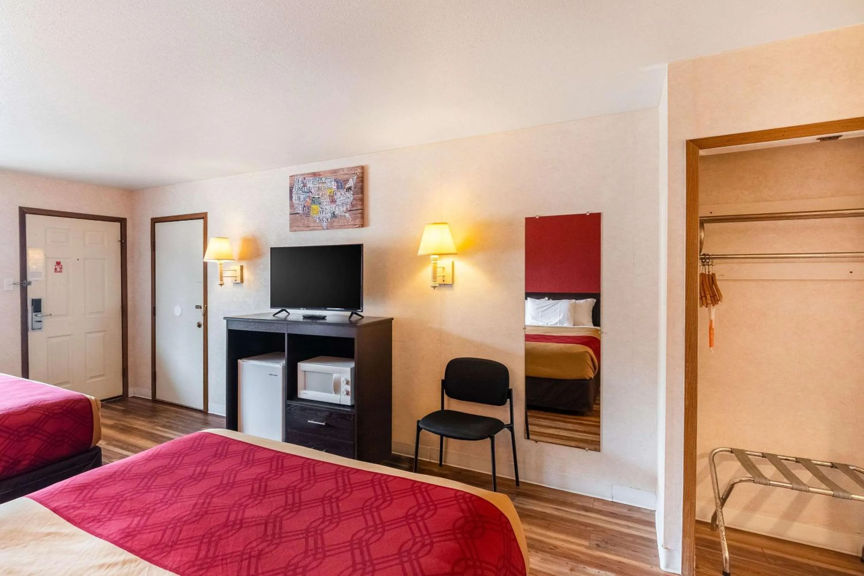 Bedroom, Bed in Econo Lodge Fredericksburg