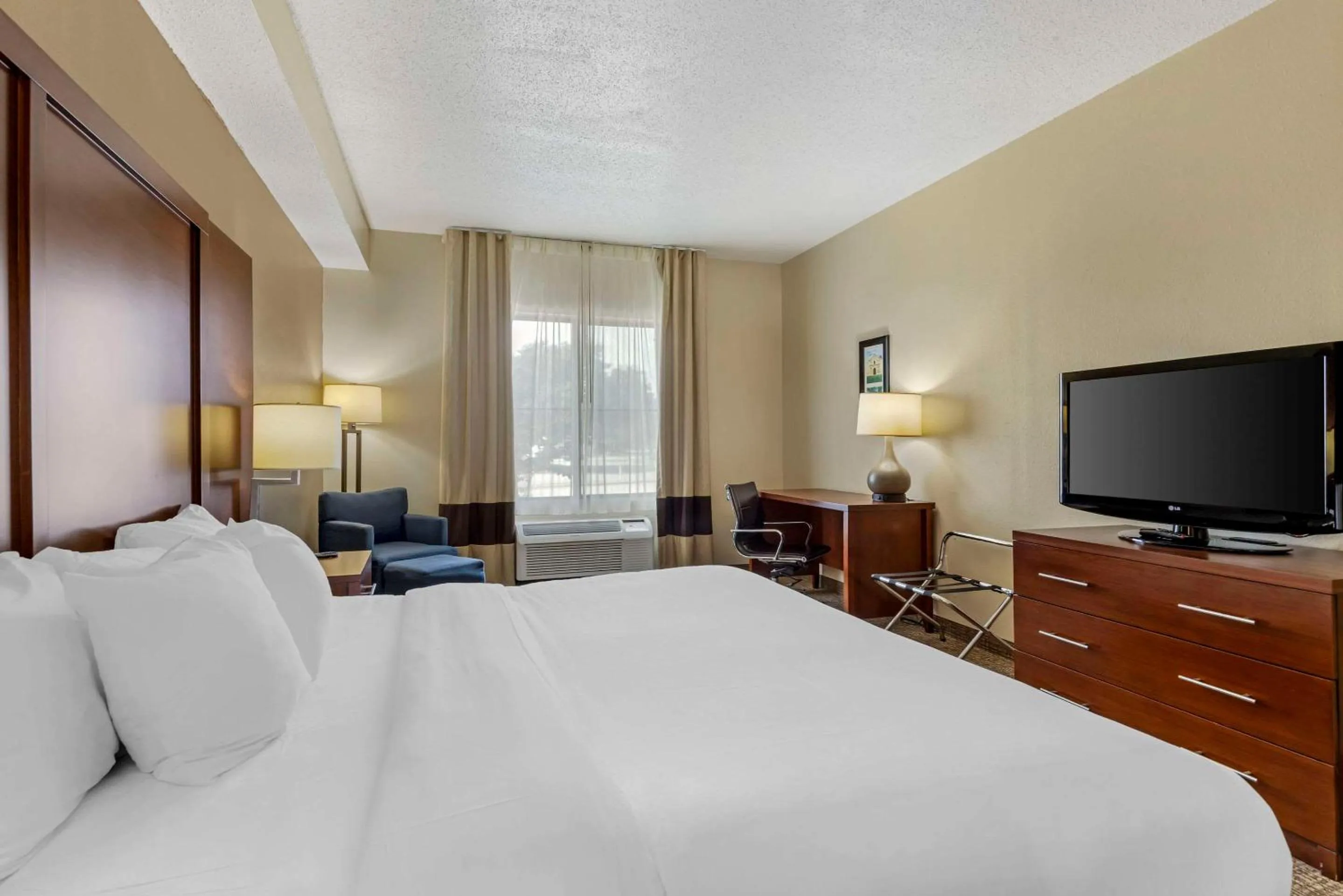 Bedroom, Bed in Comfort Inn & Suites