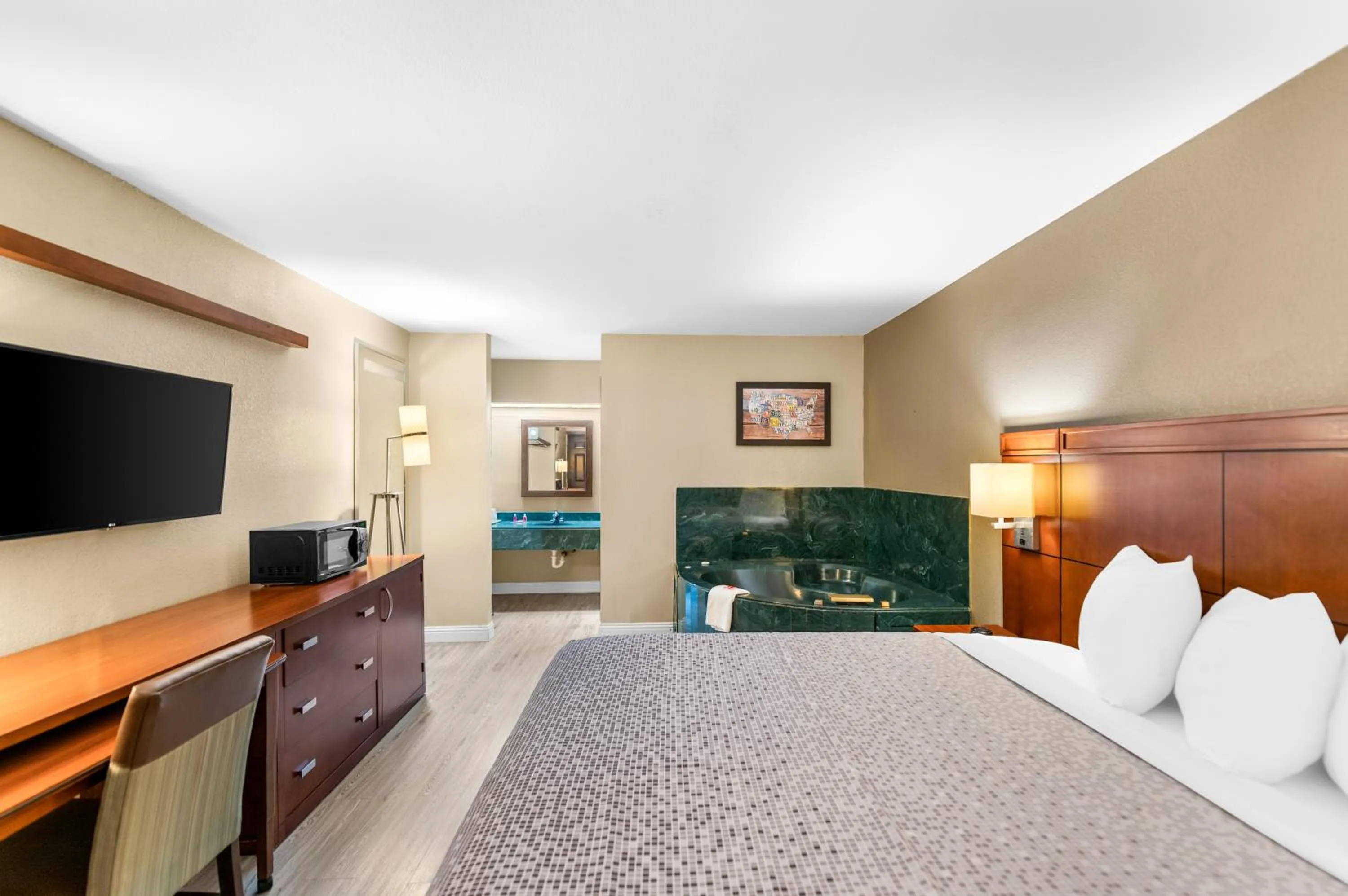 Hot Tub, Bed in Econo Lodge Texarkana I-30