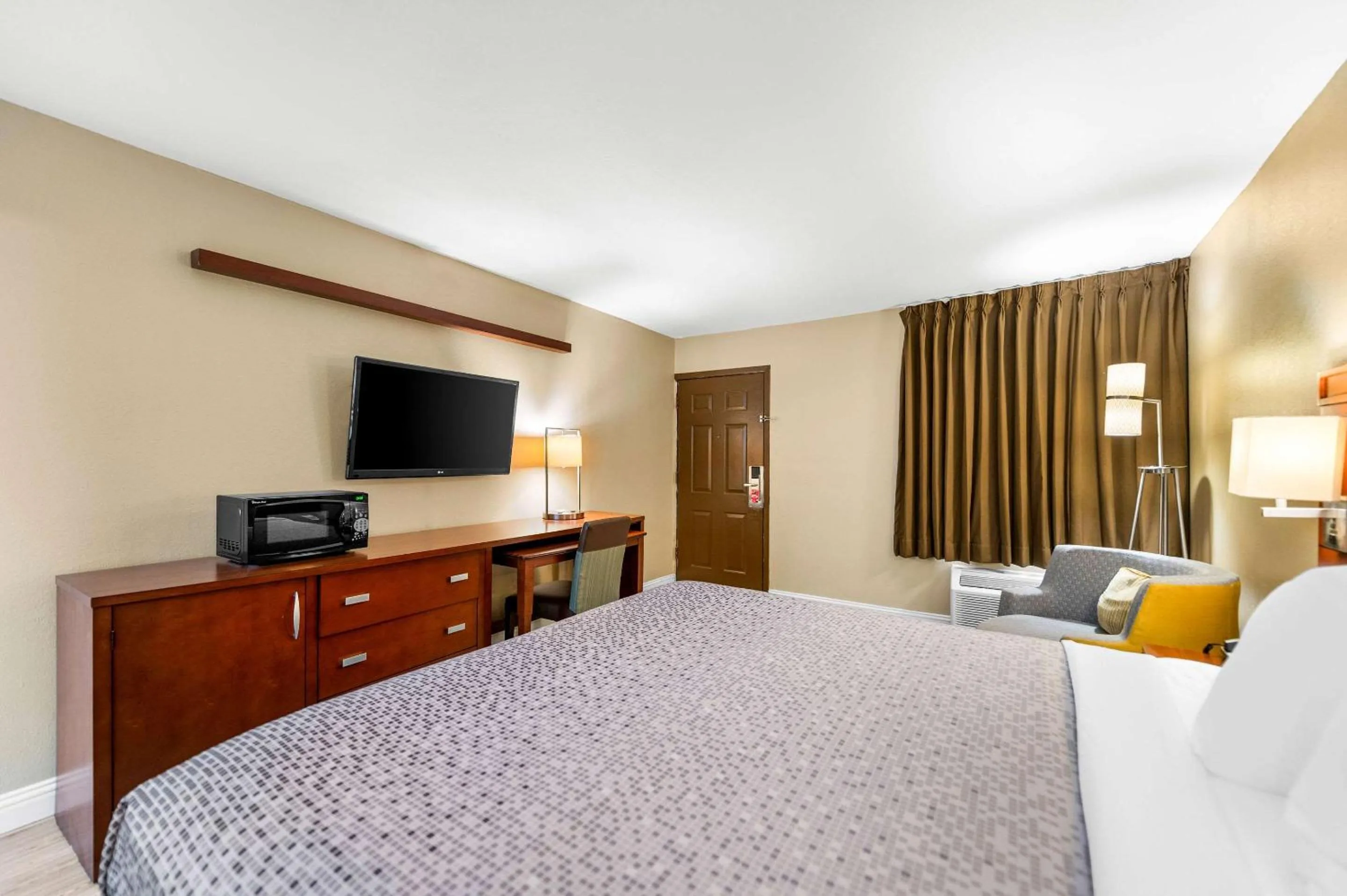 Bedroom, Bed in Econo Lodge Texarkana I-30